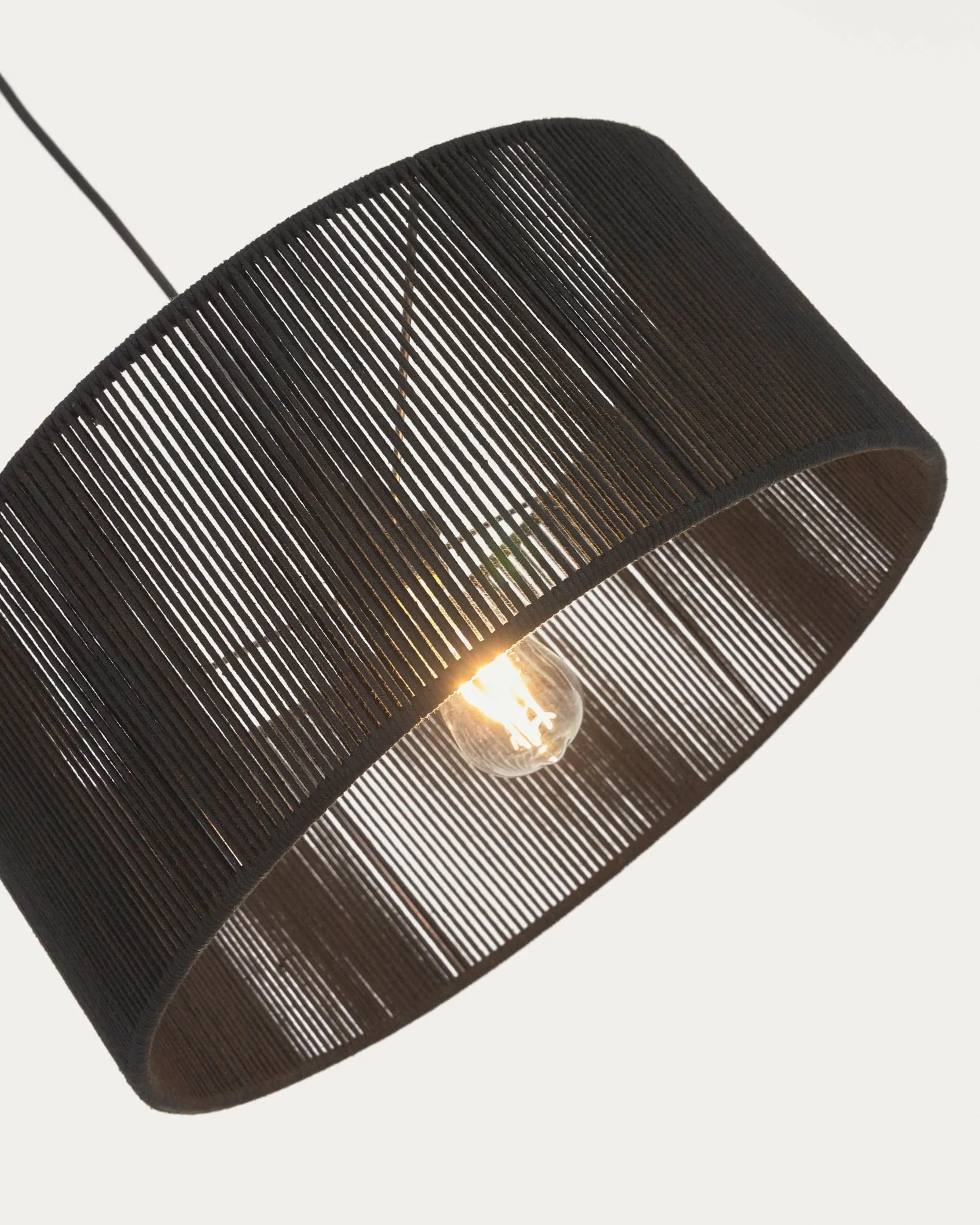 Eleganter, schwarzer Baumwoll-Lampenschirm (Ø 47 cm) von Kave Home, ideal für stilvolle, nachhaltige Raumgestaltung.