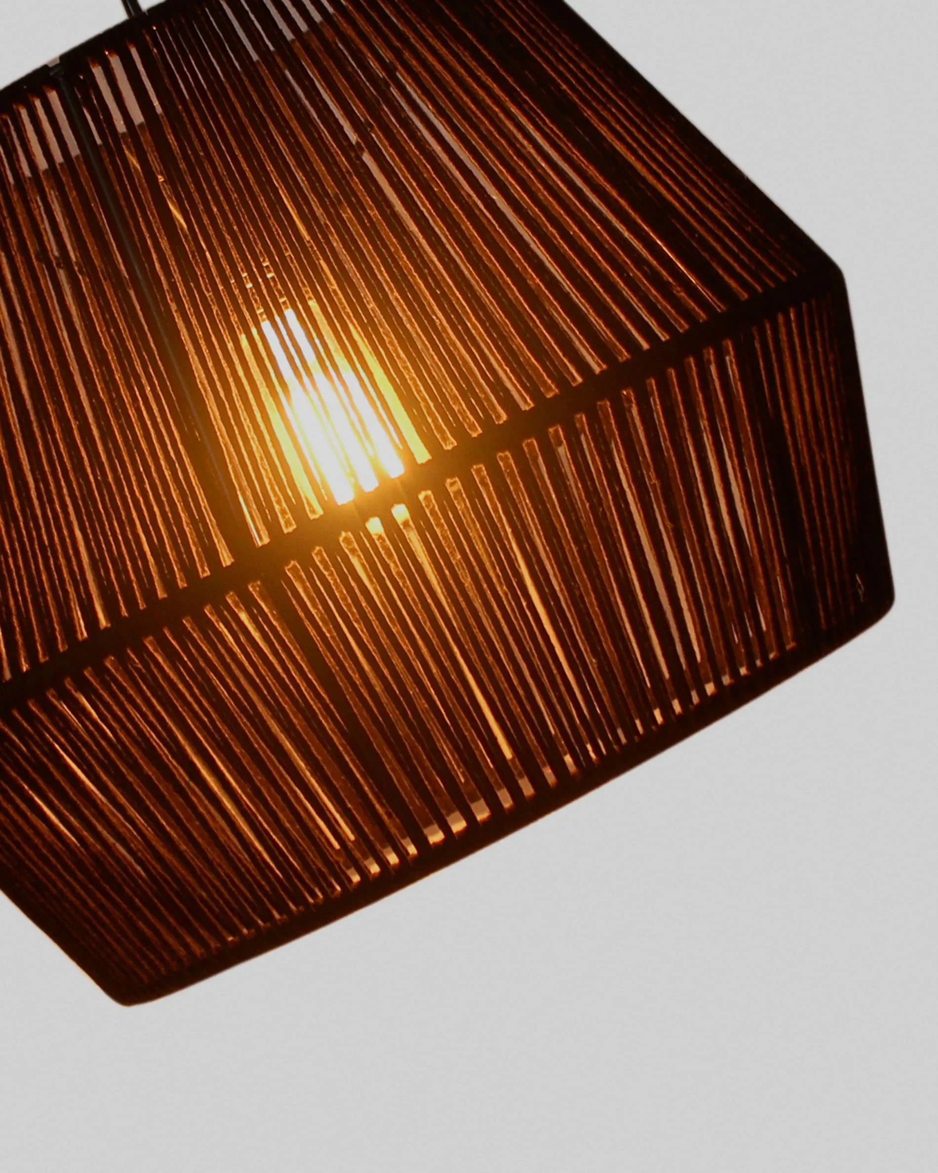 Eleganter schwarzer Baumwoll-Lampenschirm, Ø 36,5 cm, handgeflochten, für stilvolle, warme Beleuchtung.