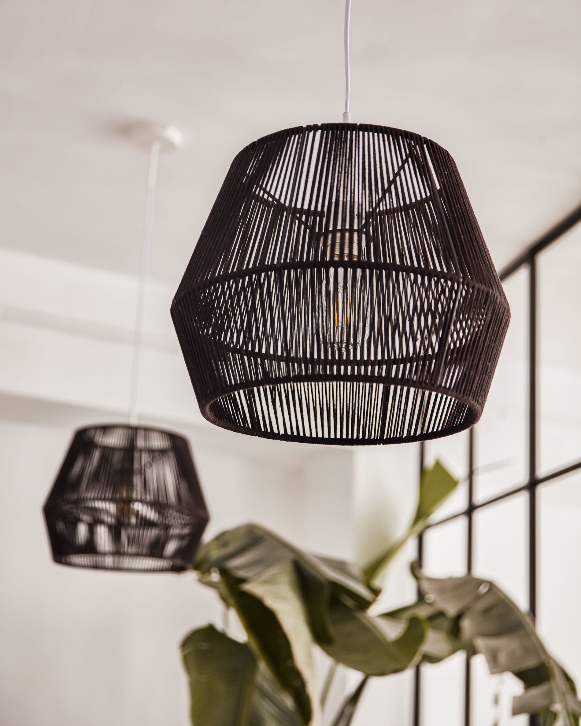 Moderner schwarzer Baumwoll-Lampenschirm von Kave Home, Ø 36,5 cm, ideal für stilvolle Deckenlampen.