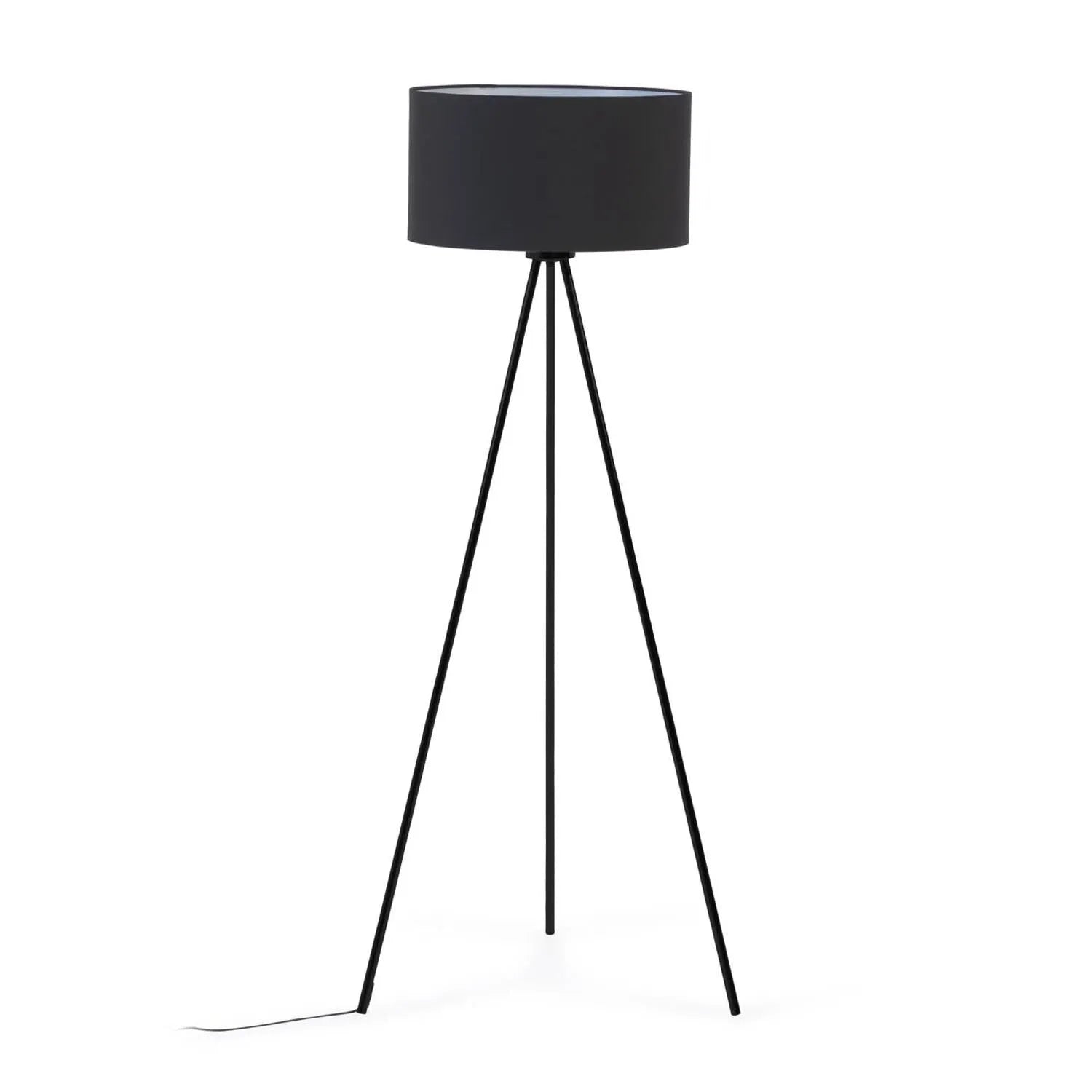 Elegante schwarze Ikia Stehlampe von Kave Home: Dreibeiniges Design, Metall & Textil, ideal für moderne Wohnräume.