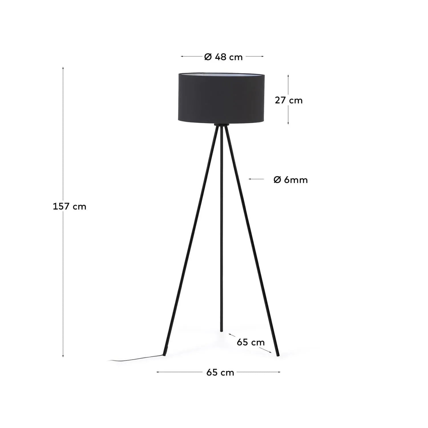 Moderne Ikia Stehlampe aus schwarzem Metall von Kave Home.
