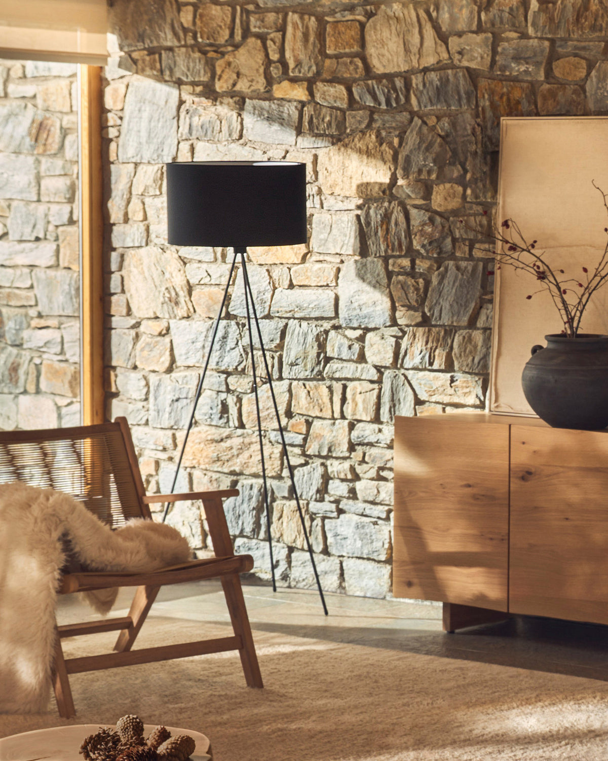 Ikia Stehlampe aus Metall schwarz in Schwarz präsentiert im Onlineshop von KAQTU Design AG. Stehleuchte ist von Kave Home