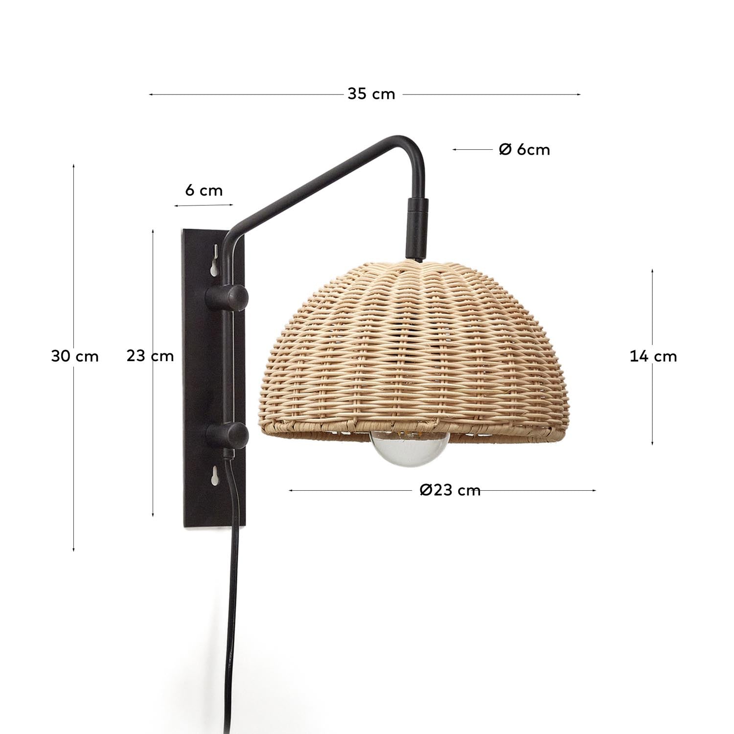 Die Damila Wandleuchte kombiniert schwarzes Metall und Rattan für ein stilvolles, warmes Ambiente in Ihrem Zuhause.