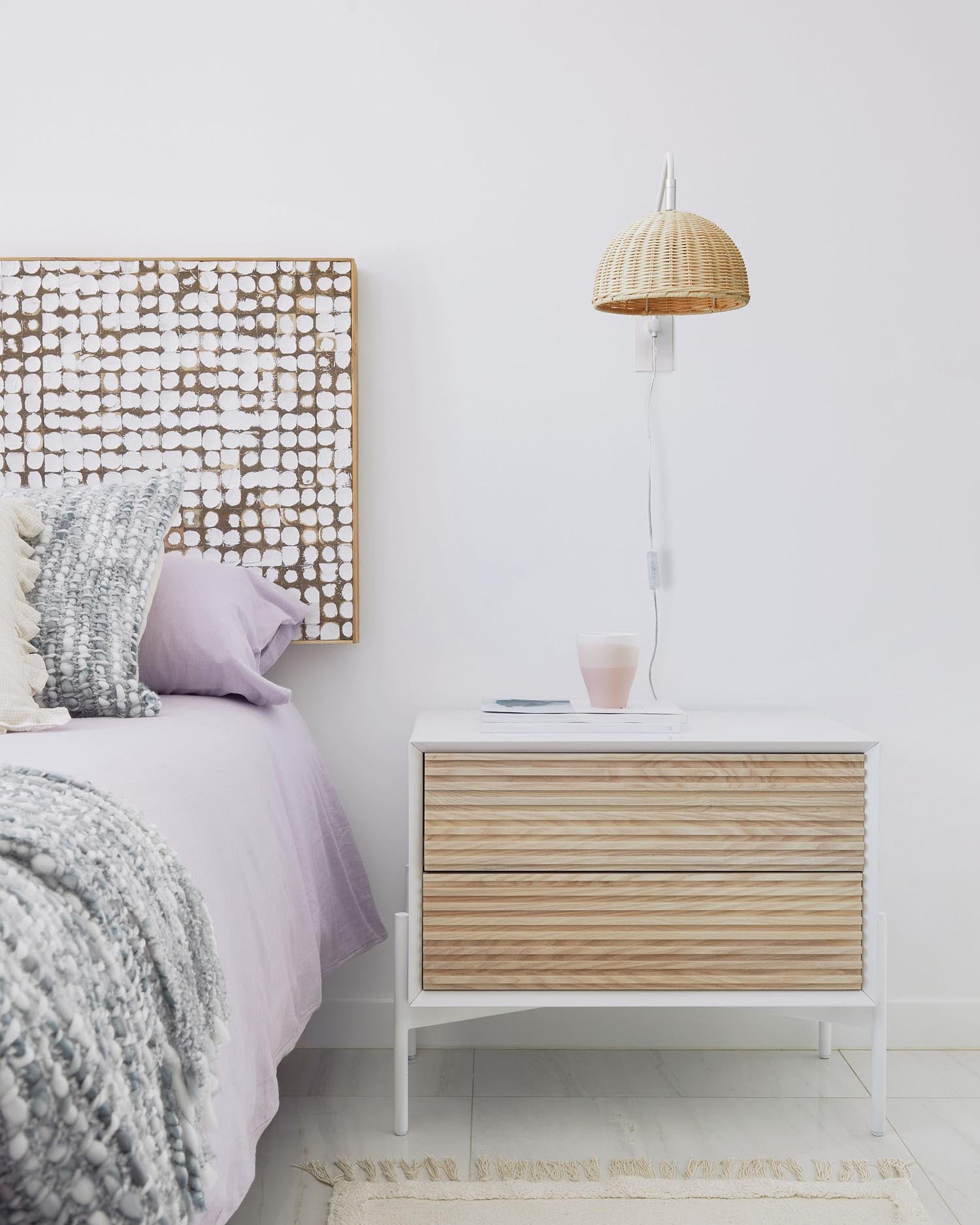 Elegante Wandlampe aus weißem Metall und natürlichem Rattan, ideal für stilvolle Beleuchtung in jedem Raum.