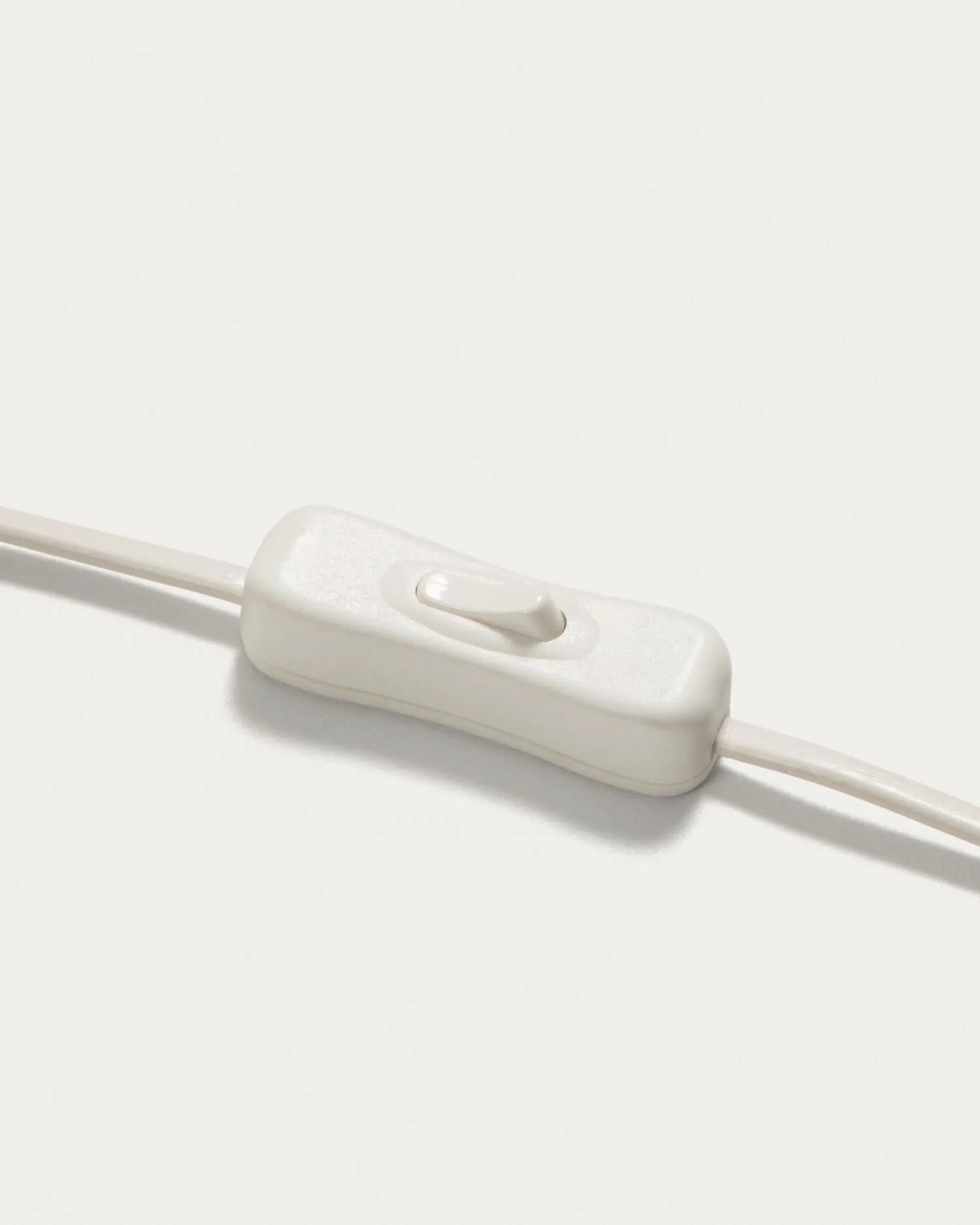 Stilvolle Wandlampe aus weißem Metall und Rattan mit natürlichem Finish, perfekt für ein modernes und warmes Ambiente.