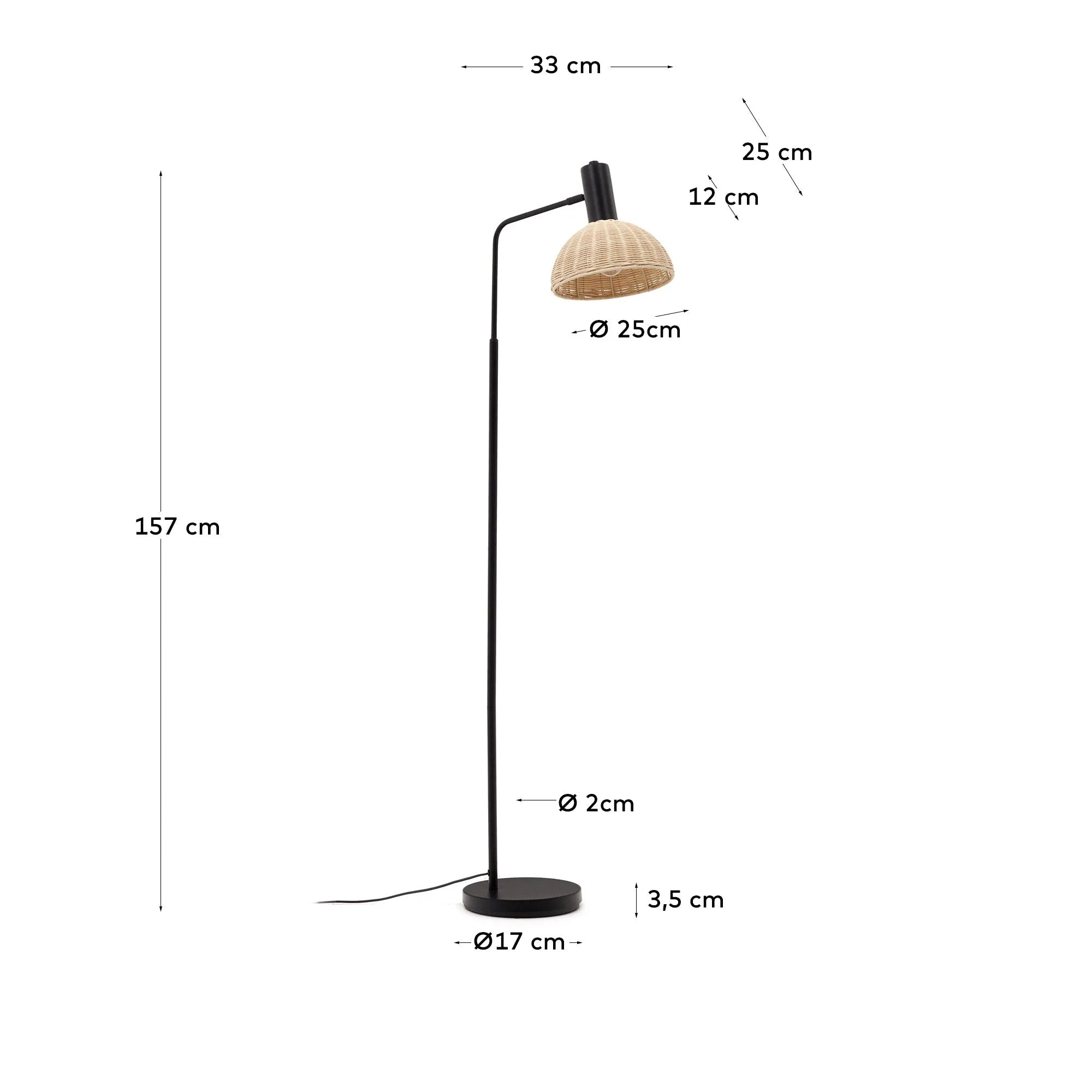 Elegante Stehleuchte aus schwarzem Metall und Rattan, die modernes Design mit natürlicher Wärme vereint.
