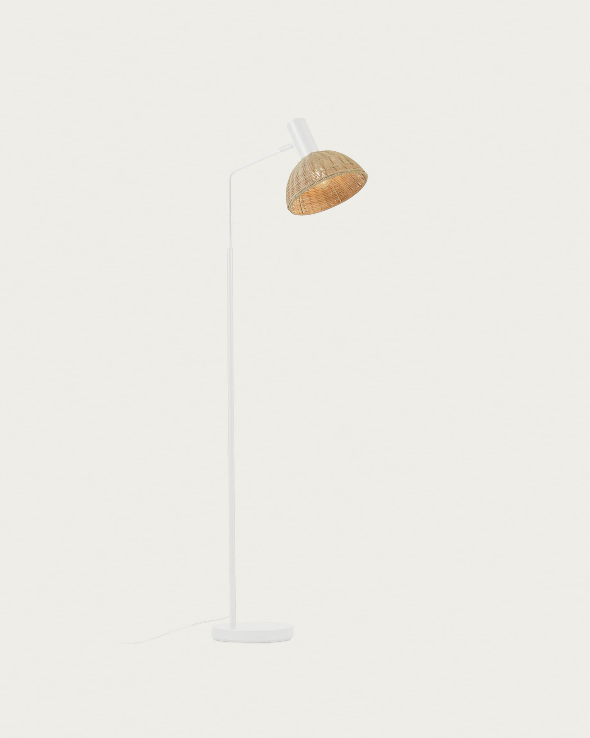 3D-Modell der Damila Stehlampe: Weißes Metall und Rattan, elegantes Design, natürliche Wärme für Ihr Zuhause.
