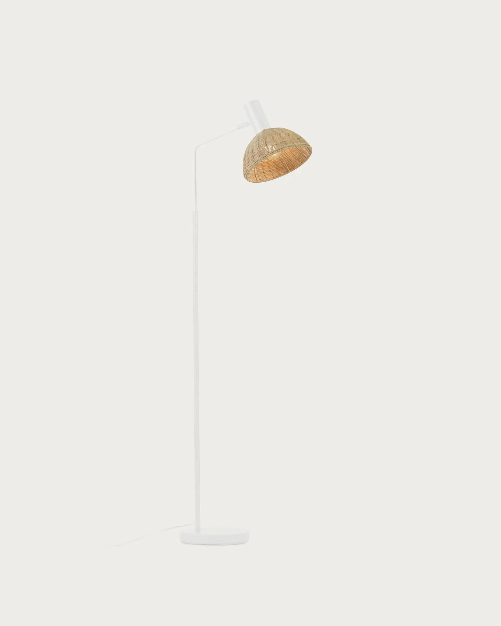 3D-Modell der Damila Stehlampe: Weißes Metall und Rattan, elegantes Design, natürliche Wärme für Ihr Zuhause.