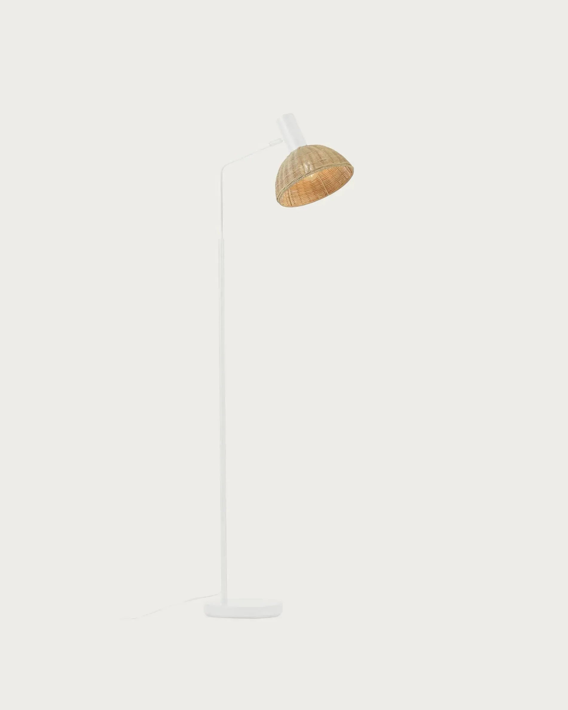 3D-Modell der Damila Stehlampe: Weißes Metall und Rattan, elegantes Design, natürliche Wärme für Ihr Zuhause.