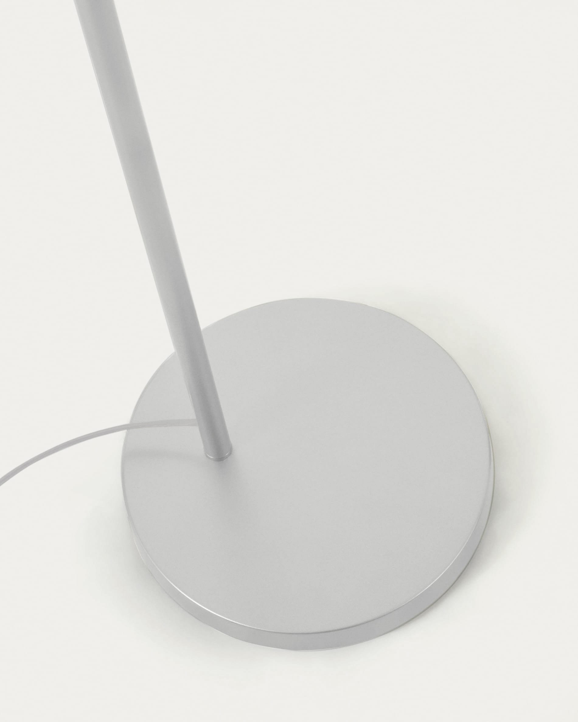 Die Damila Stehlampe kombiniert weißes Metall mit natürlichem Rattan und bringt stilvolle Gemütlichkeit in Ihr modernes Zuhause.