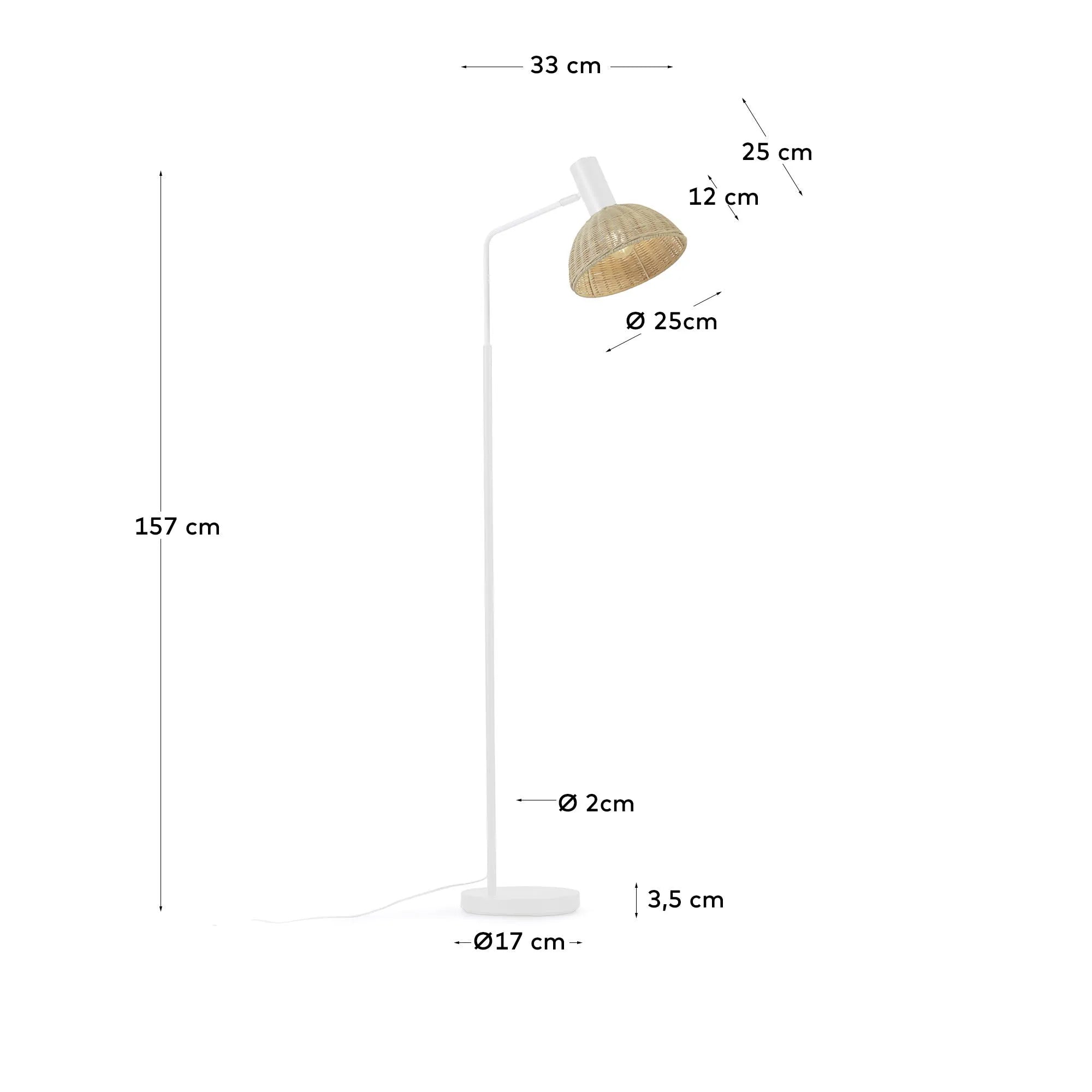 Elegante Stehlampe aus weißem Metall und handgeflochtenem Rattan, die Wärme und Stil in jeden Raum bringt.