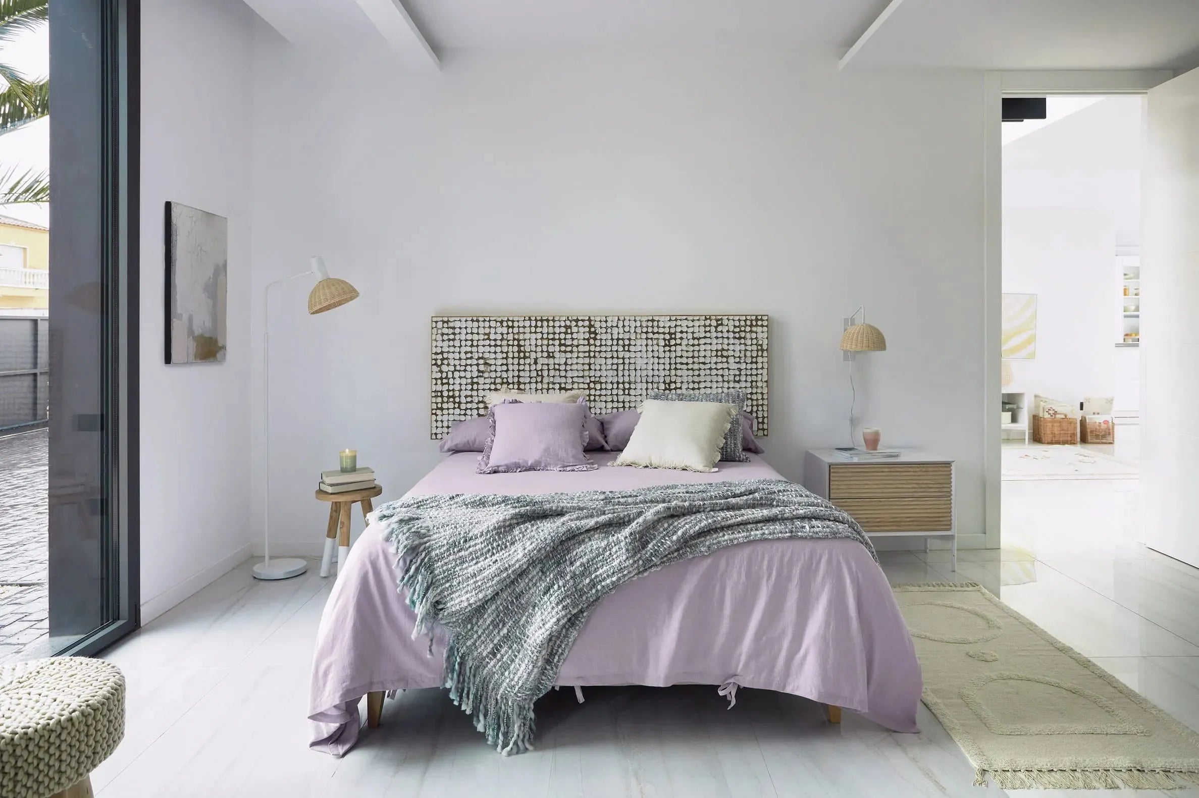 Die Damila Stehlampe aus weißem Metall und natürlichem Rattan verleiht Ihrem Zuhause eine moderne und gemütliche Atmosphäre.