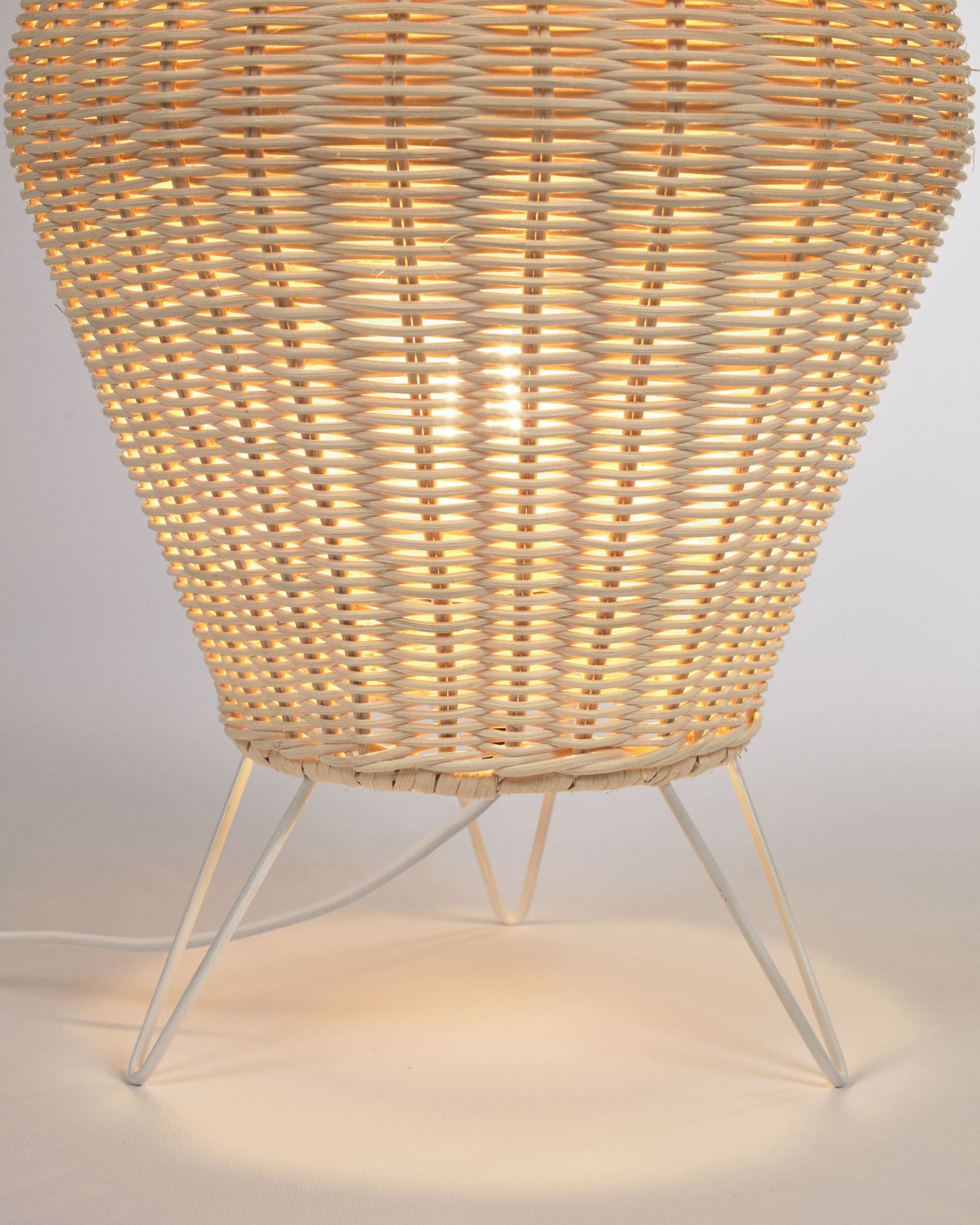 Die Kamaria Tischlampe aus Rattan bietet ein natürliches Design und warmes Licht, ideal für eine gemütliche und stilvolle Raumgestaltung.