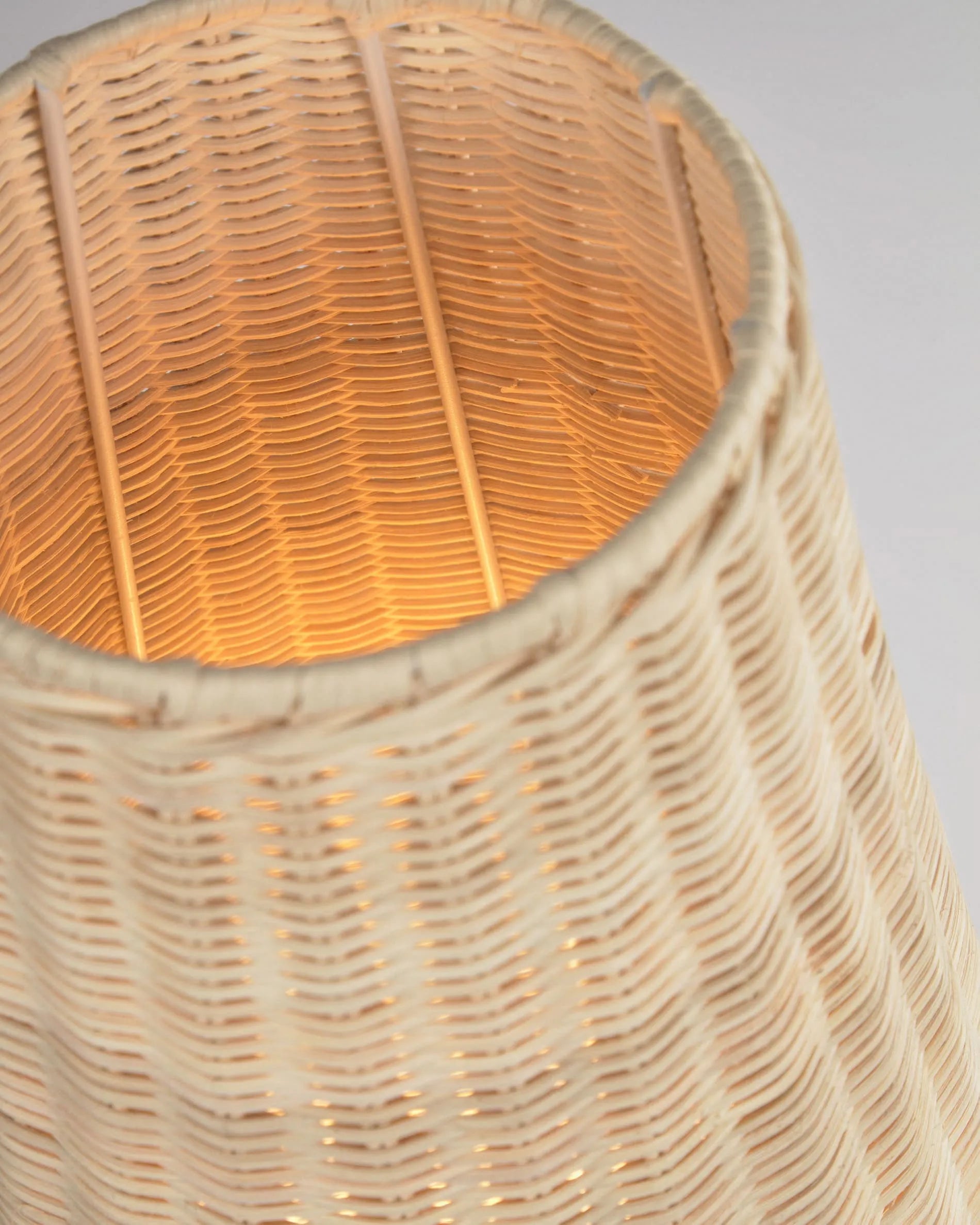 Die Kamaria Tischlampe aus handgeflochtenem Rattan bringt natürlichen Charme und sanftes Licht in jeden Raum.