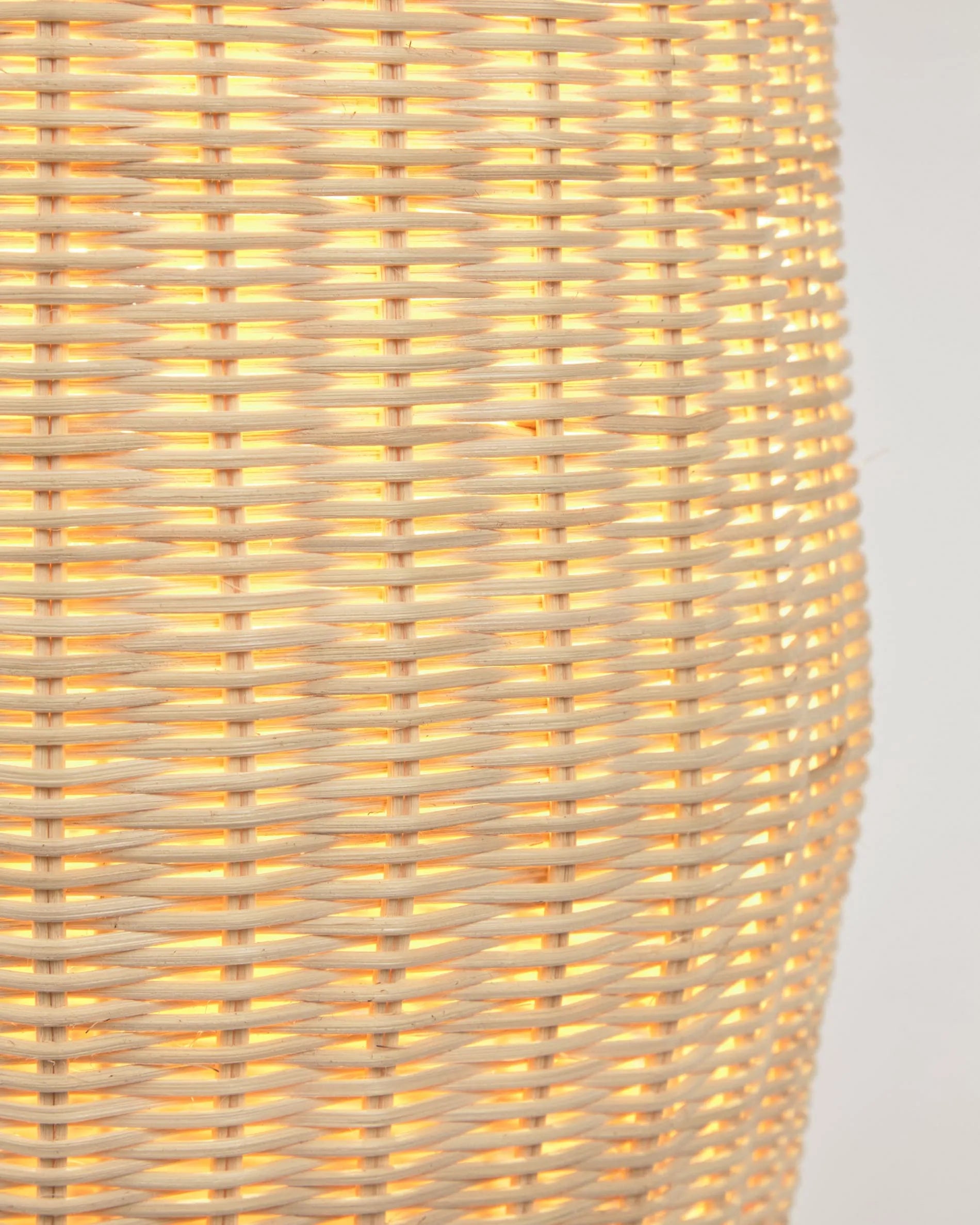 Die Kamaria Stehlampe aus handgeflochtenem Rattan bringt mit ihrem natürlichen Charme und warmem Licht eine einladende Atmosphäre in jeden Raum.