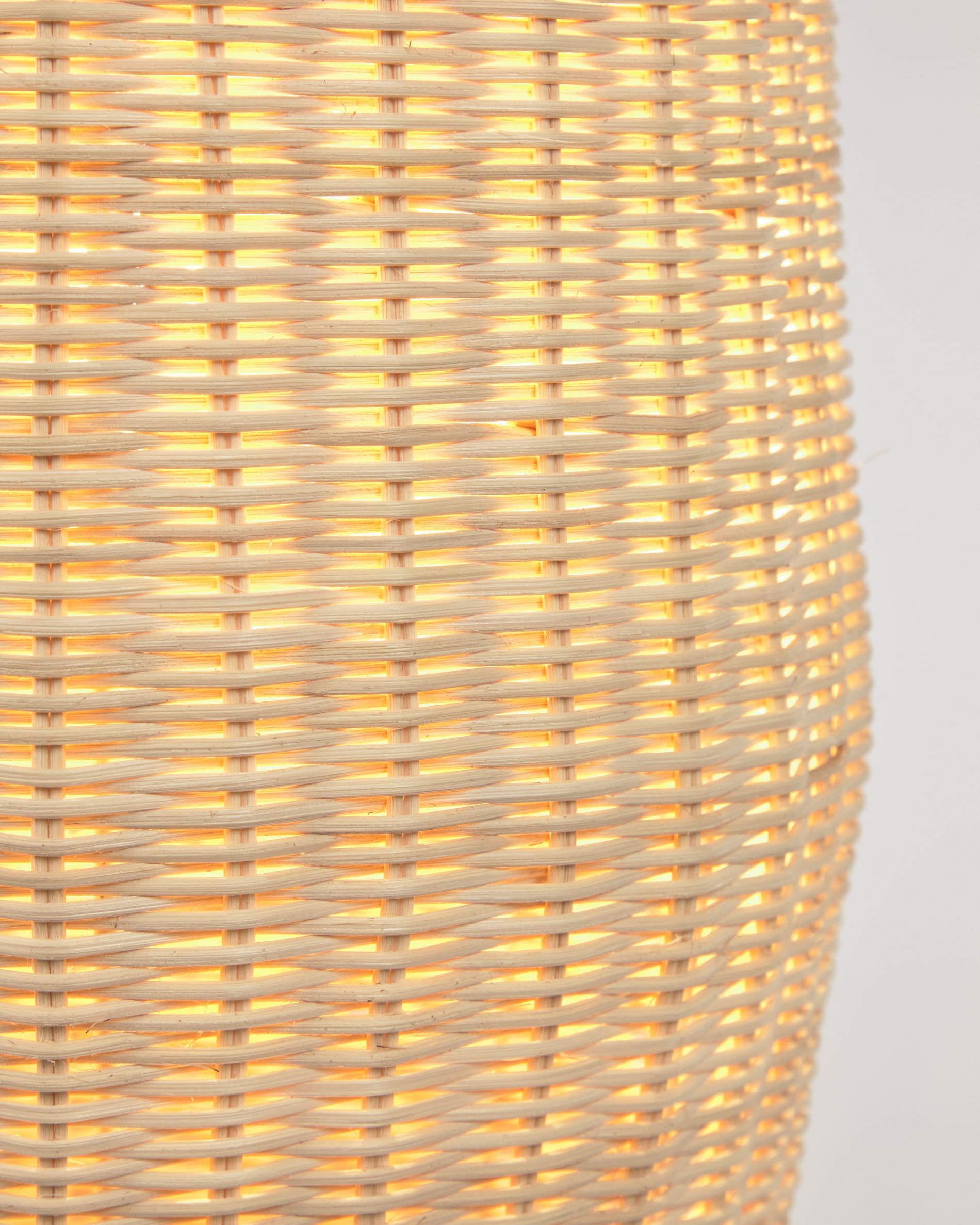 Die Kamaria Stehlampe aus Rattan von Kave Home verleiht mit ihrem natürlichen Look und sanftem Licht eine einladende Atmosphäre.