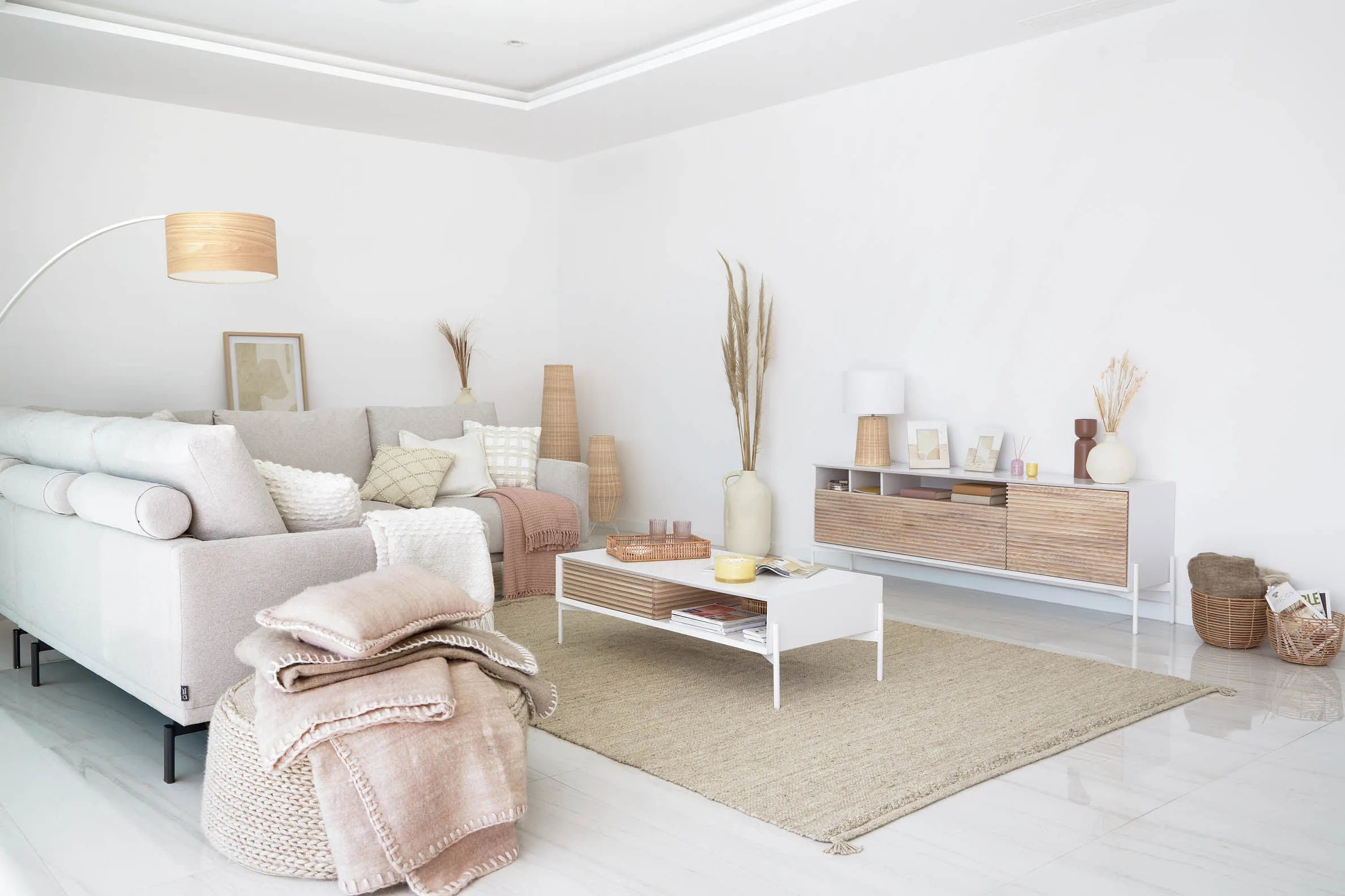 Die Kamaria Stehlampe aus handgeflochtenem Rattan bringt mit ihrem natürlichen Charme und warmem Licht eine einladende Atmosphäre in jeden Raum.