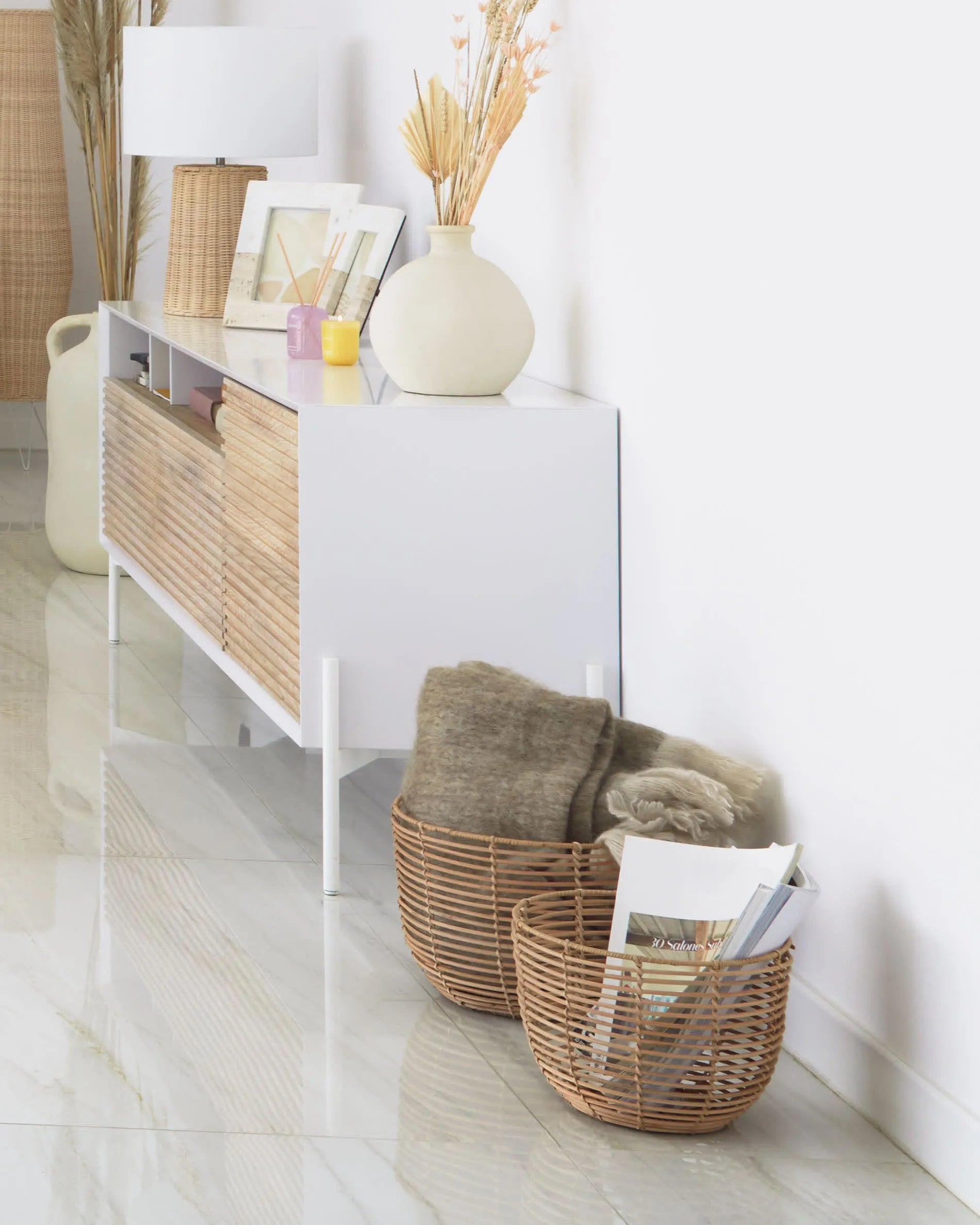 Die Kamaria Stehlampe aus handgeflochtenem Rattan bringt mit ihrem natürlichen Charme und warmem Licht eine einladende Atmosphäre in jeden Raum.