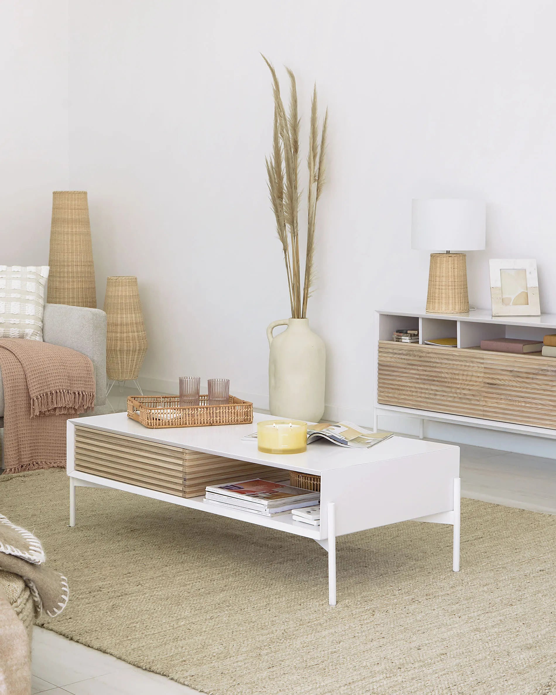 Die Kamaria Stehlampe aus handgeflochtenem Rattan bringt mit ihrem natürlichen Charme und warmem Licht eine einladende Atmosphäre in jeden Raum.