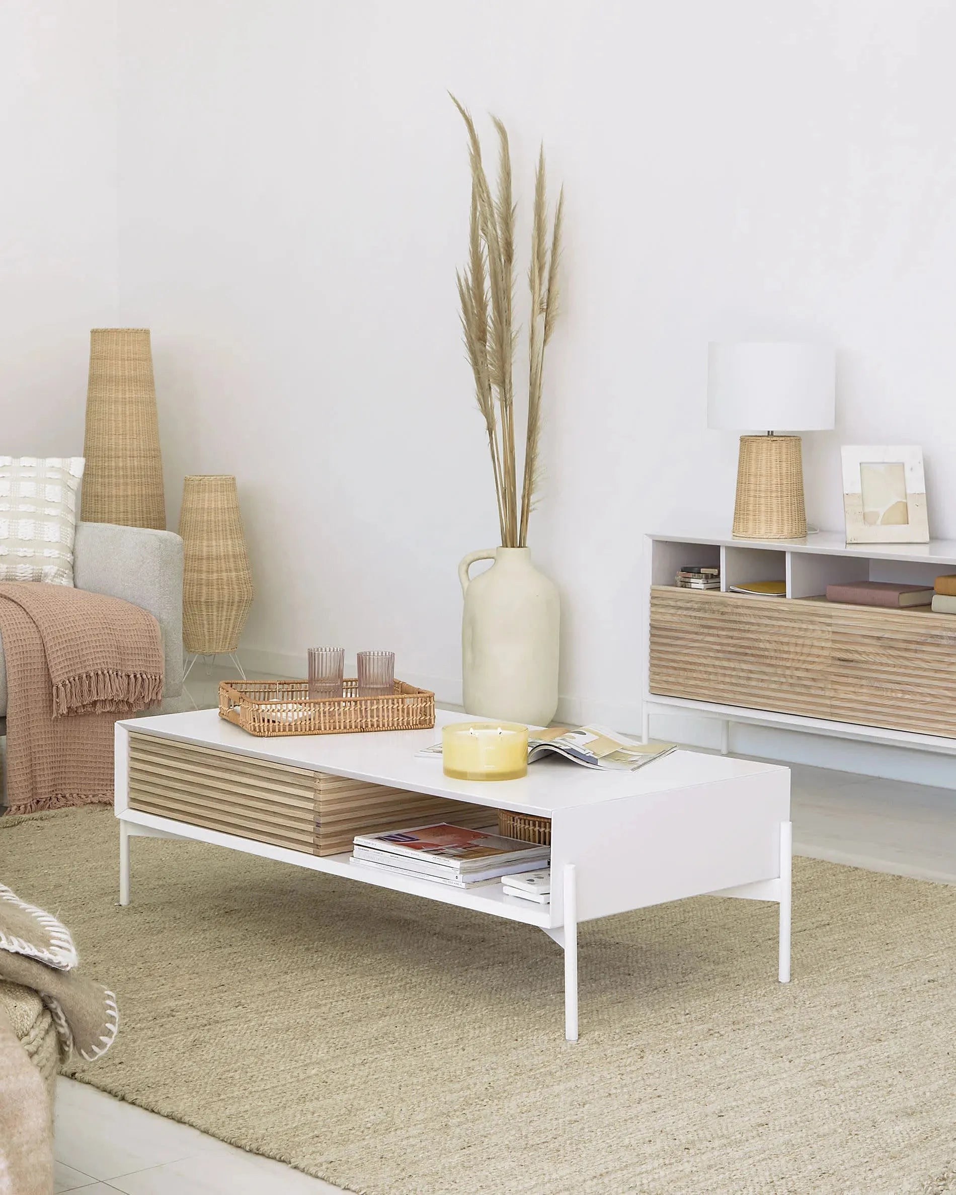 Die Kamaria Stehlampe aus Rattan von Kave Home bietet ein warmes Licht und ein natürliches Design für eine gemütliche Wohnatmosphäre.