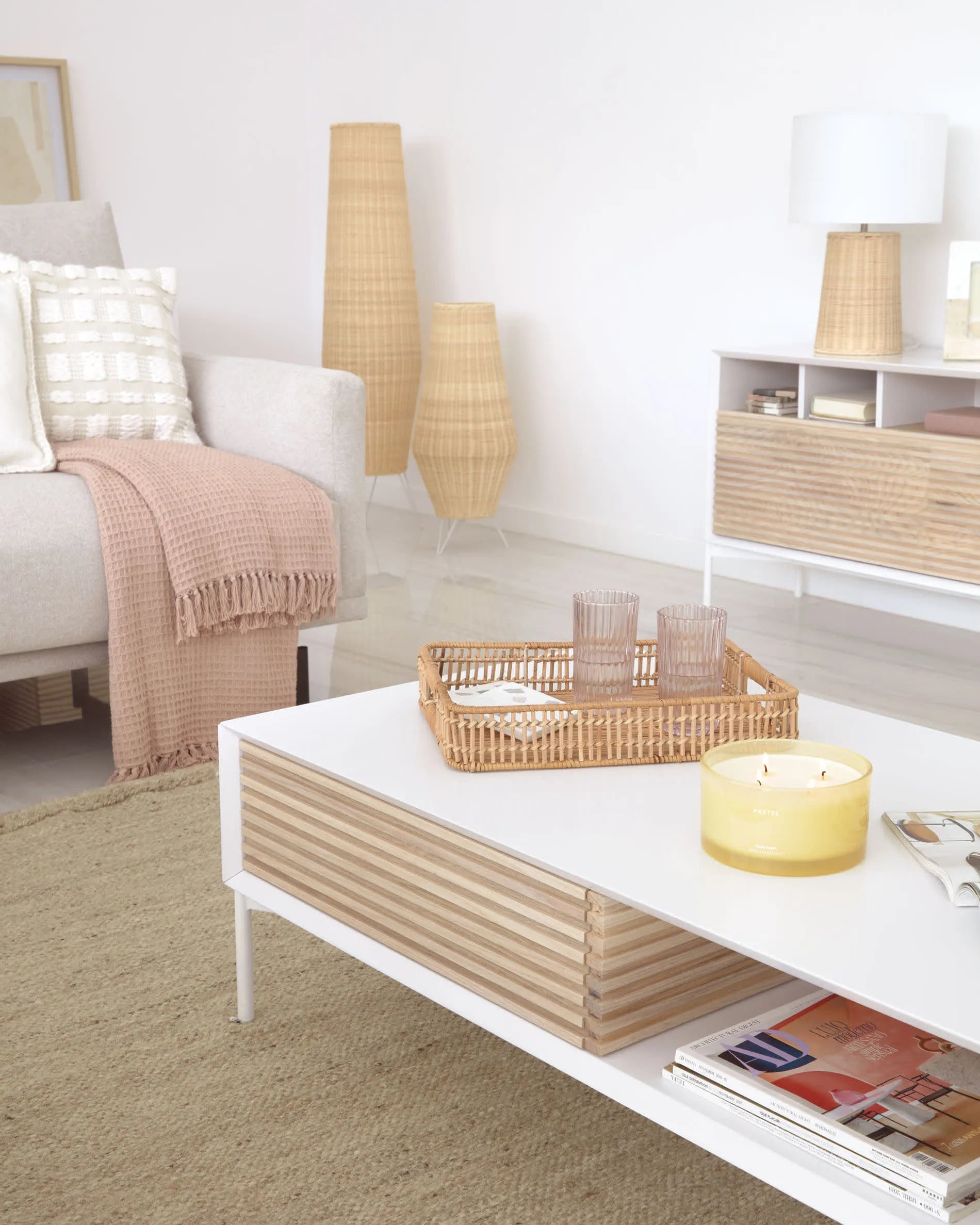 Die Kamaria Stehlampe aus handgeflochtenem Rattan bringt mit ihrem natürlichen Charme und warmem Licht eine einladende Atmosphäre in jeden Raum.