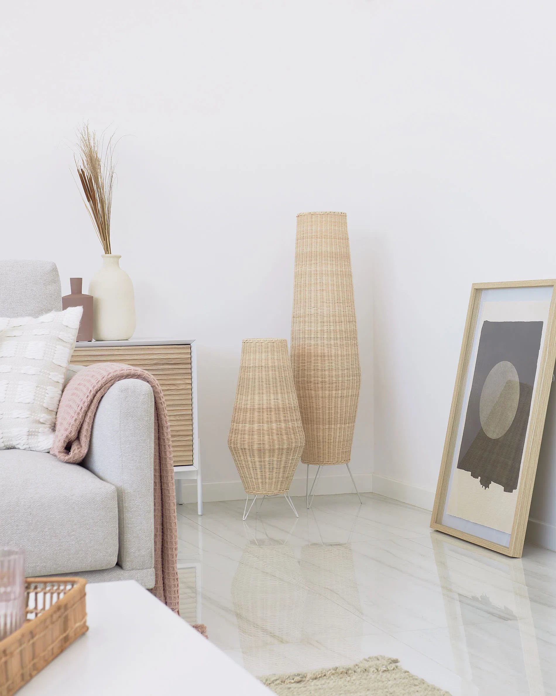 Die Kamaria Stehlampe aus handgeflochtenem Rattan bringt mit ihrem natürlichen Charme und warmem Licht eine einladende Atmosphäre in jeden Raum.