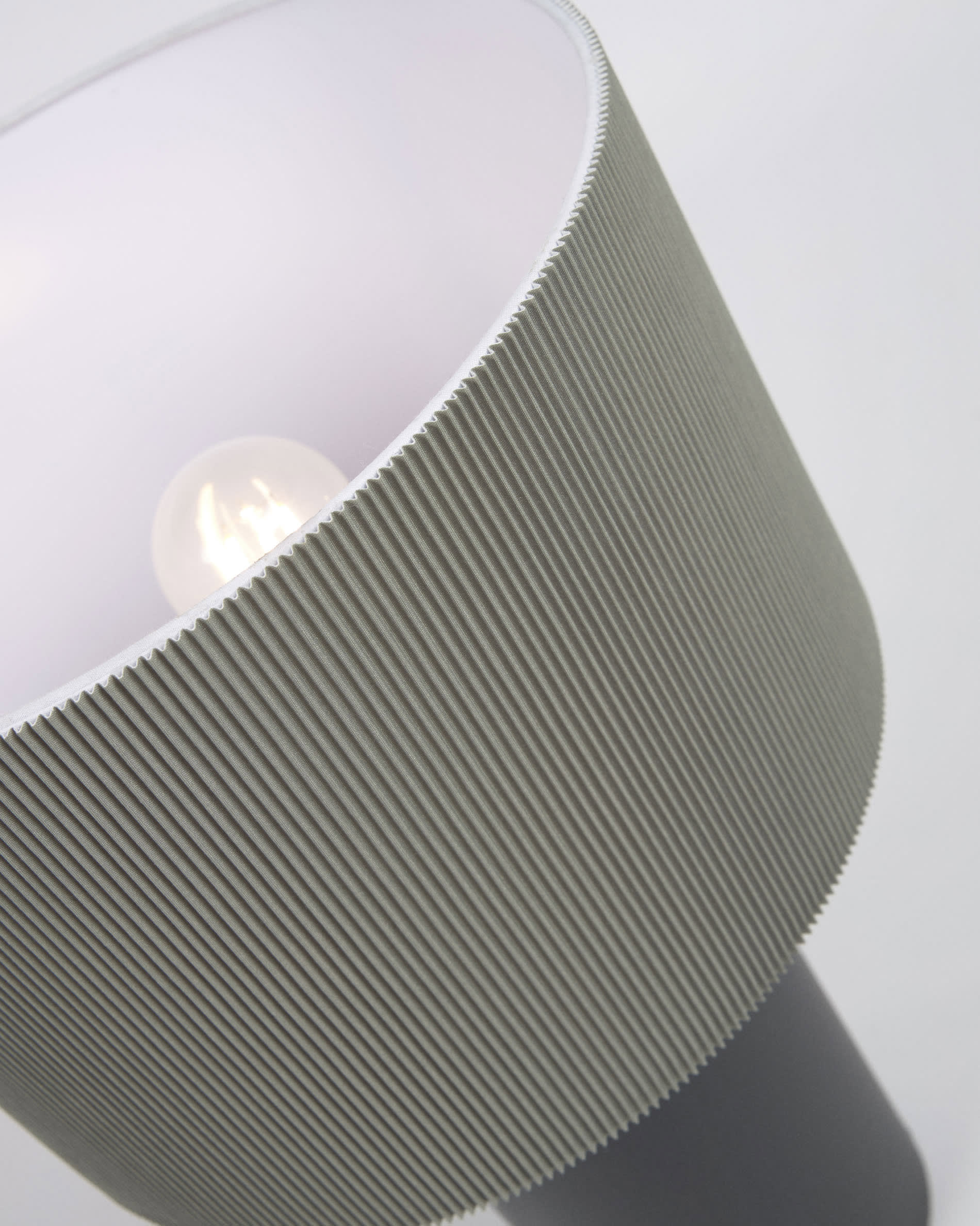 Stilvolle Tischlampe aus schwarzem und grauem Metall von Kave Home, perfekt für moderne Wohnräume und atmosphärisches Licht.
