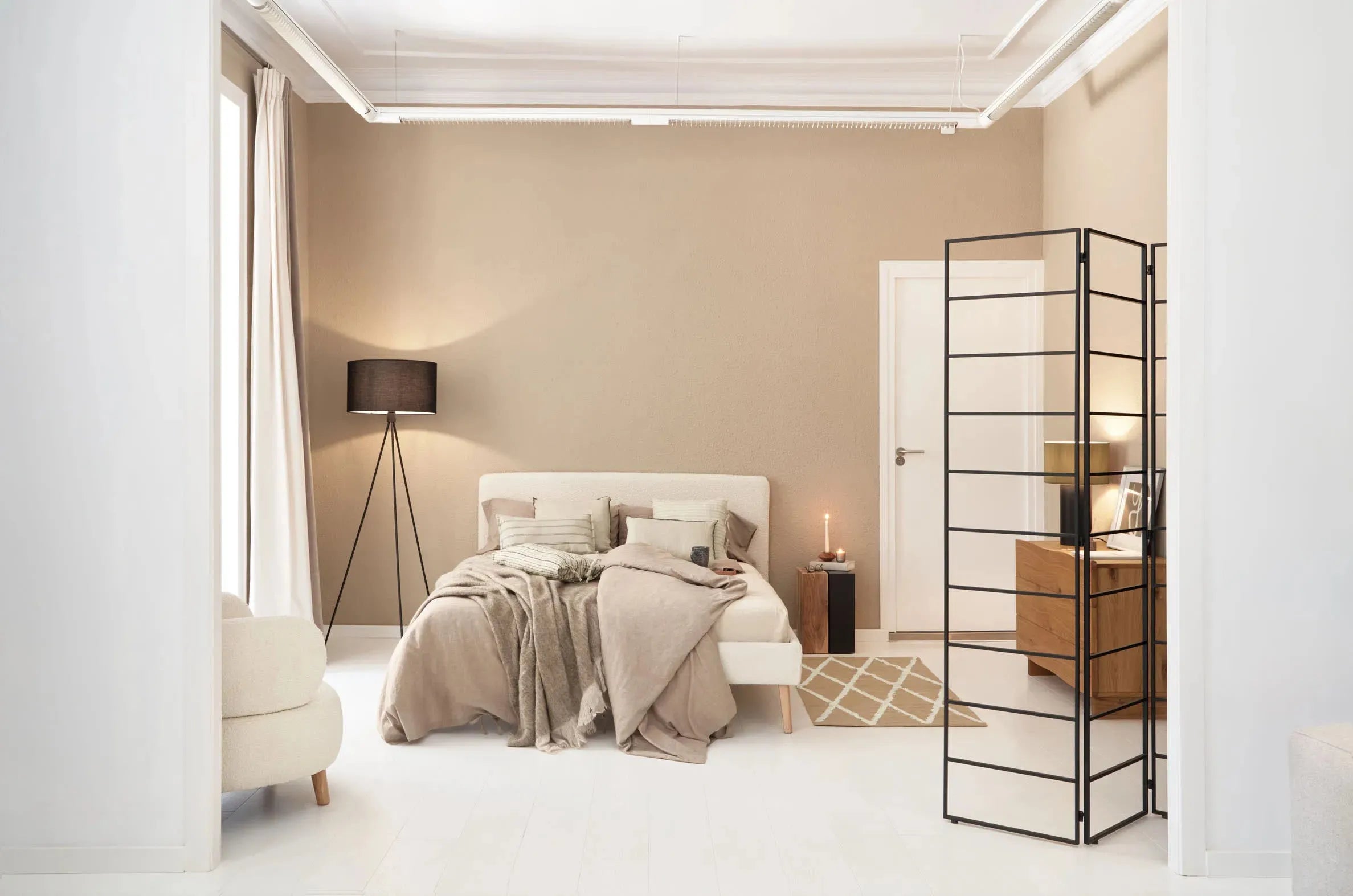 Elegante Tischlampe aus schwarzem und grauem Metall von Kave Home, ideal für zeitgemäße Wohnräume und stimmungsvolle Beleuchtung.
