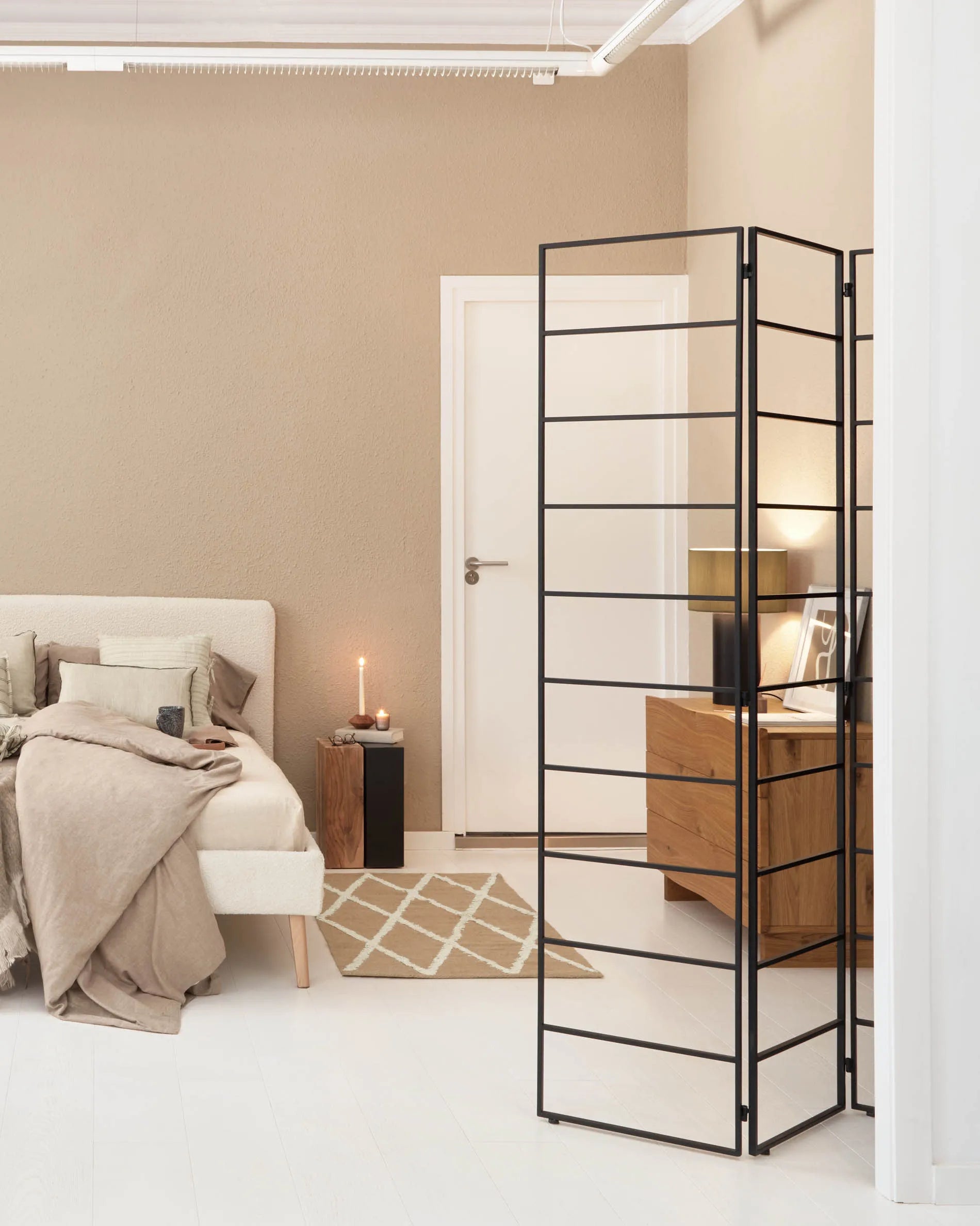 Elegante Tischlampe aus schwarzem Metall mit grauem, plissiertem Stoffschirm für stilvolle Lichtakzente.