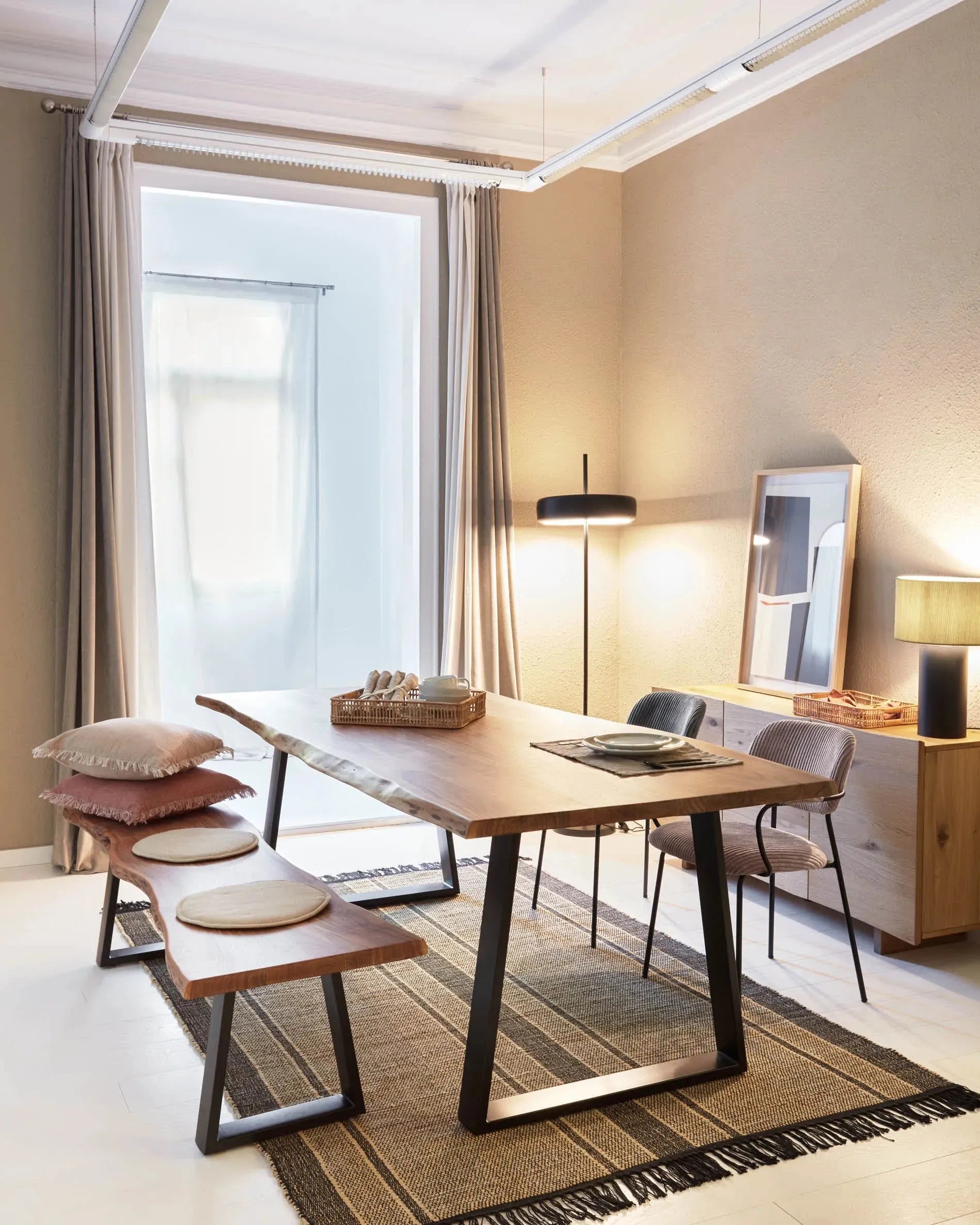 Stilvolle Tischlampe aus schwarzem und grauem Metall von Kave Home, perfekt für moderne Wohnräume und eine angenehme Atmosphäre.