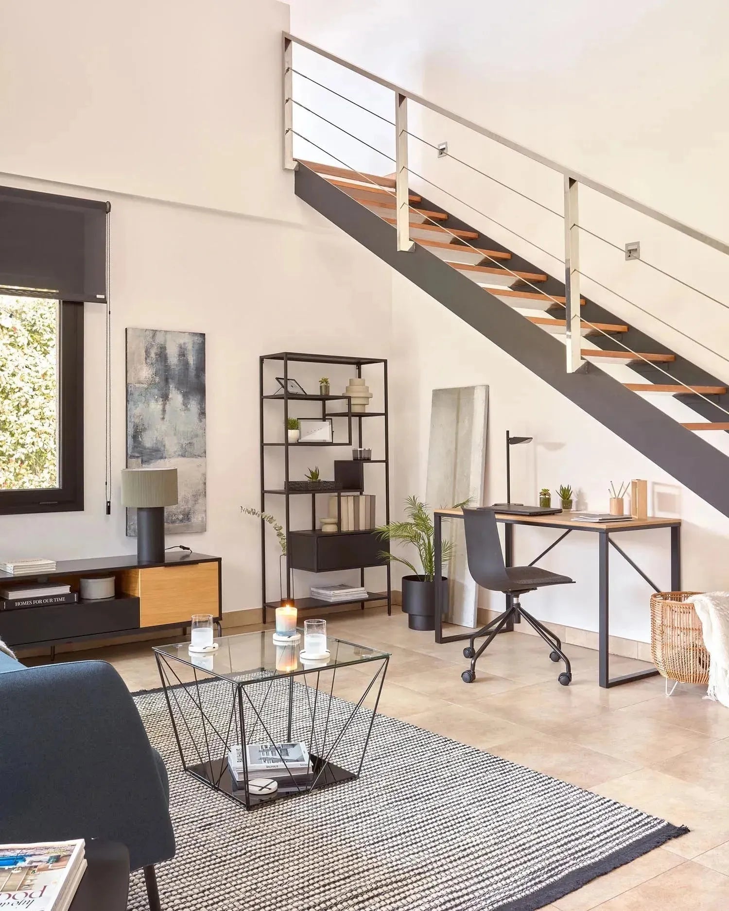 Elegante Tischlampe aus Metall in Schwarz und Grau von Kave Home, ideal für modernes Wohndesign und stilvolle Beleuchtung.