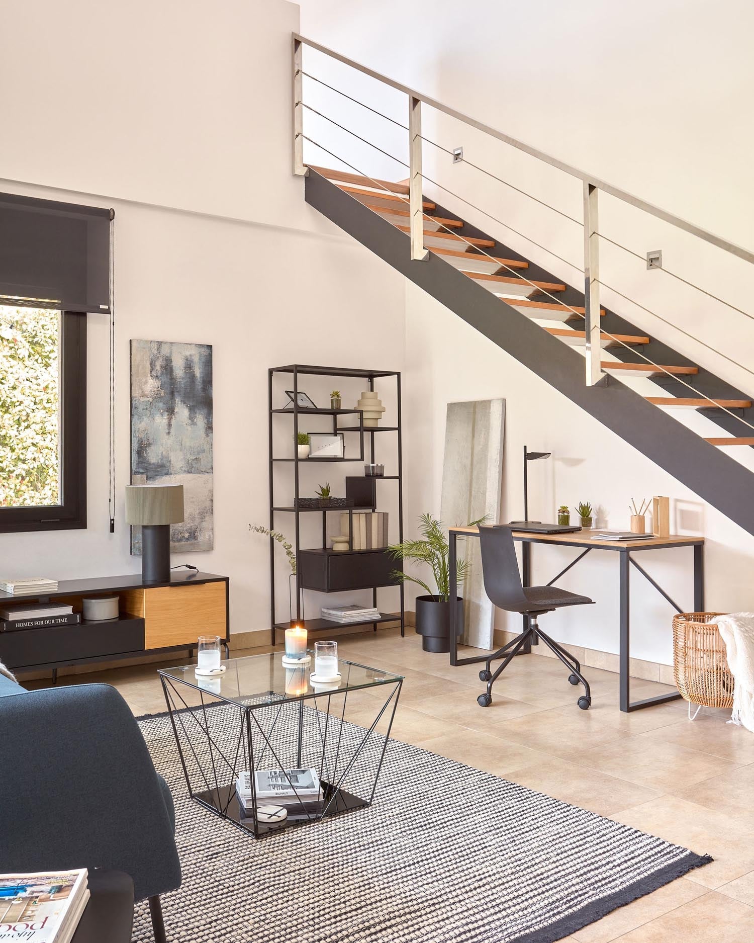 Elegante Tischlampe aus schwarzem und grauem Metall von Kave Home, ideal für zeitgemäße Wohnräume und stimmungsvolle Beleuchtung.