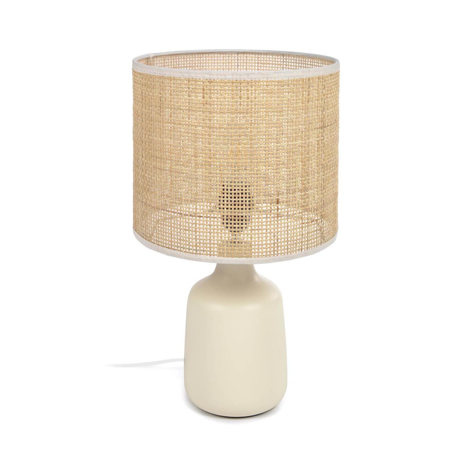 Die Erna Tischlampe von Kave Home kombiniert weiße Keramik und Bambus für ein modernes, natürliches Ambiente. Perfekt für jeden Raum.