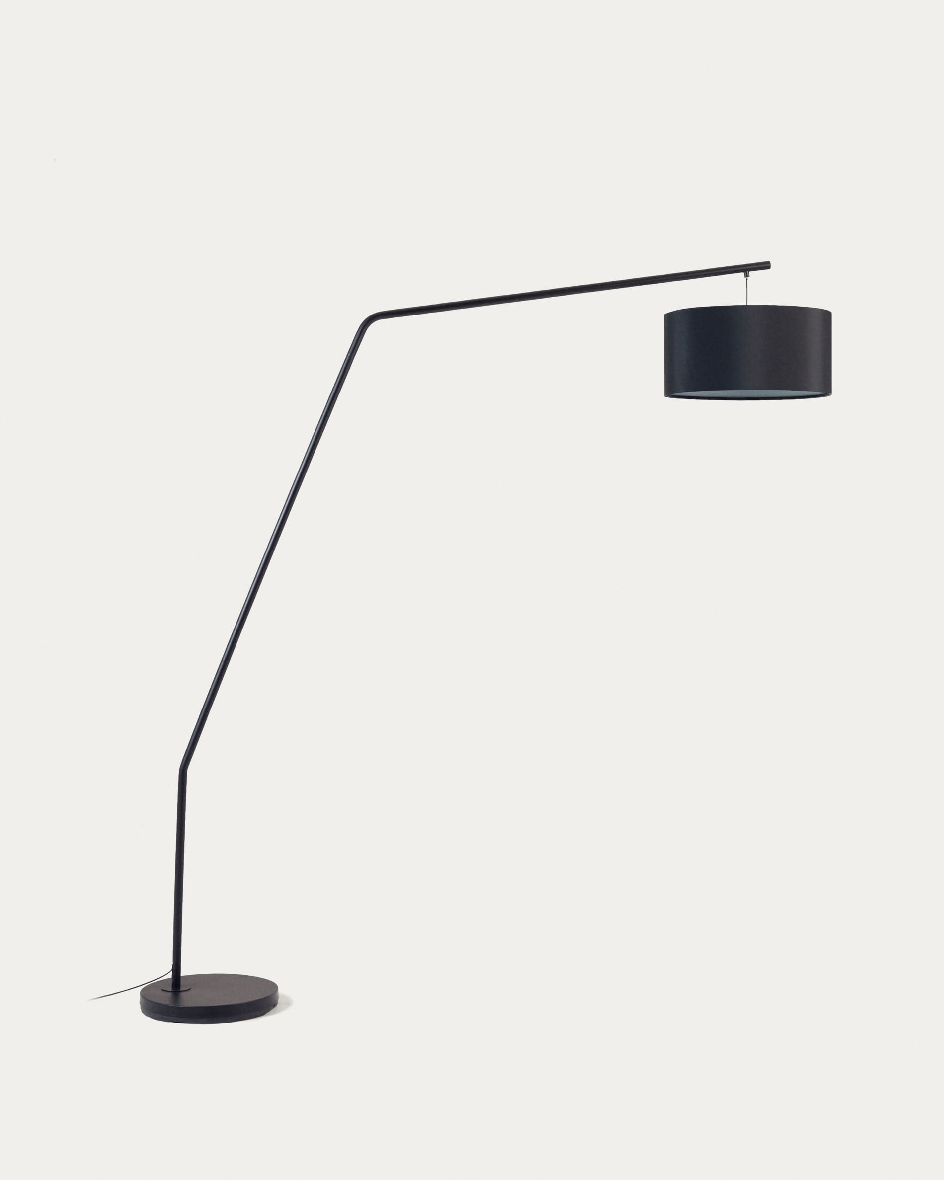 3D-Modell der Ciana Stehlampe: Schwarzes Metall, Baumwollschirm, modernes Design, vielseitig und elegant.