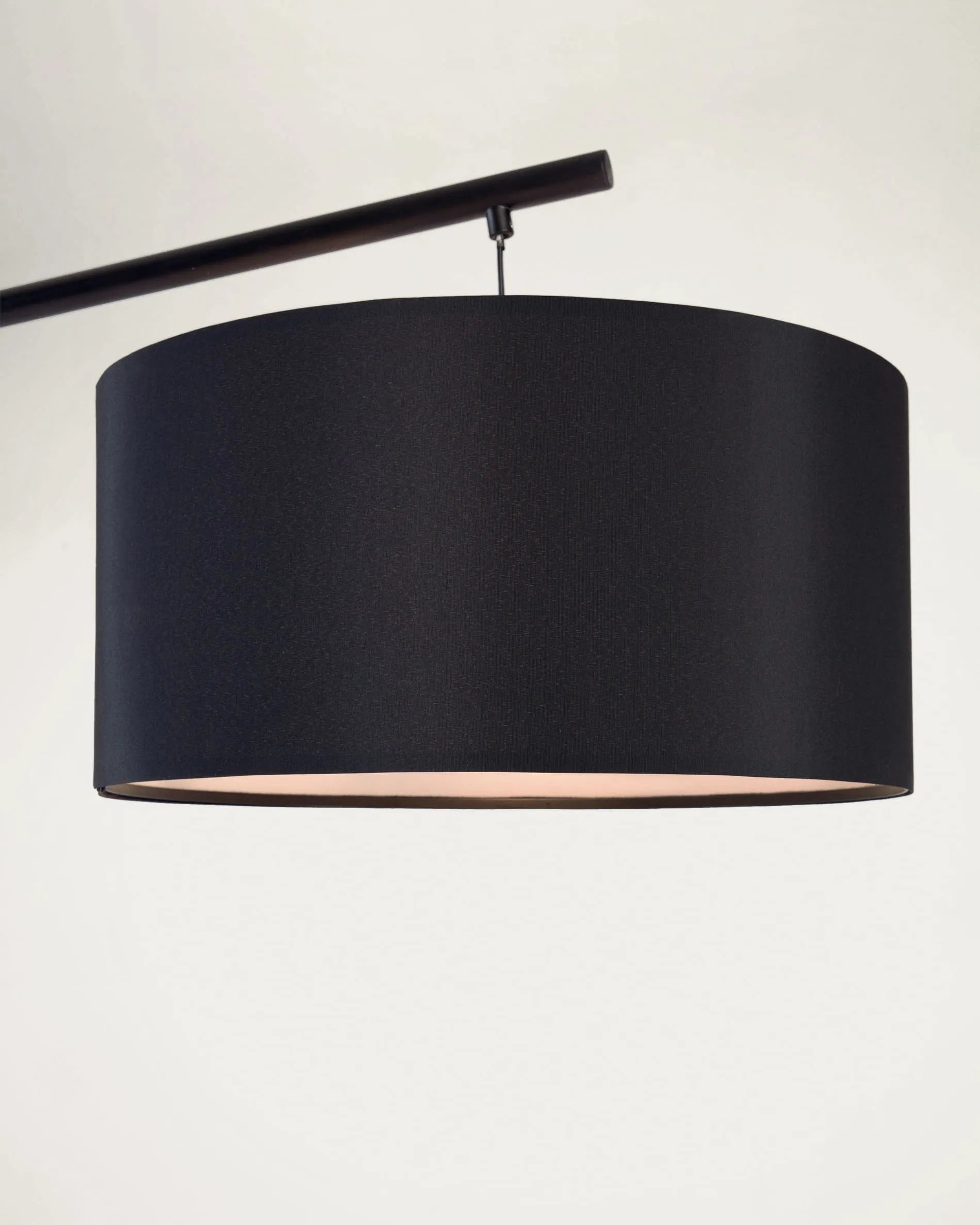 Elegante Ciana Stehlampe: Schwarzes Metall, Baumwollschirm, modernes Design, vielseitig, zeitlos, für gemütliche Räume.