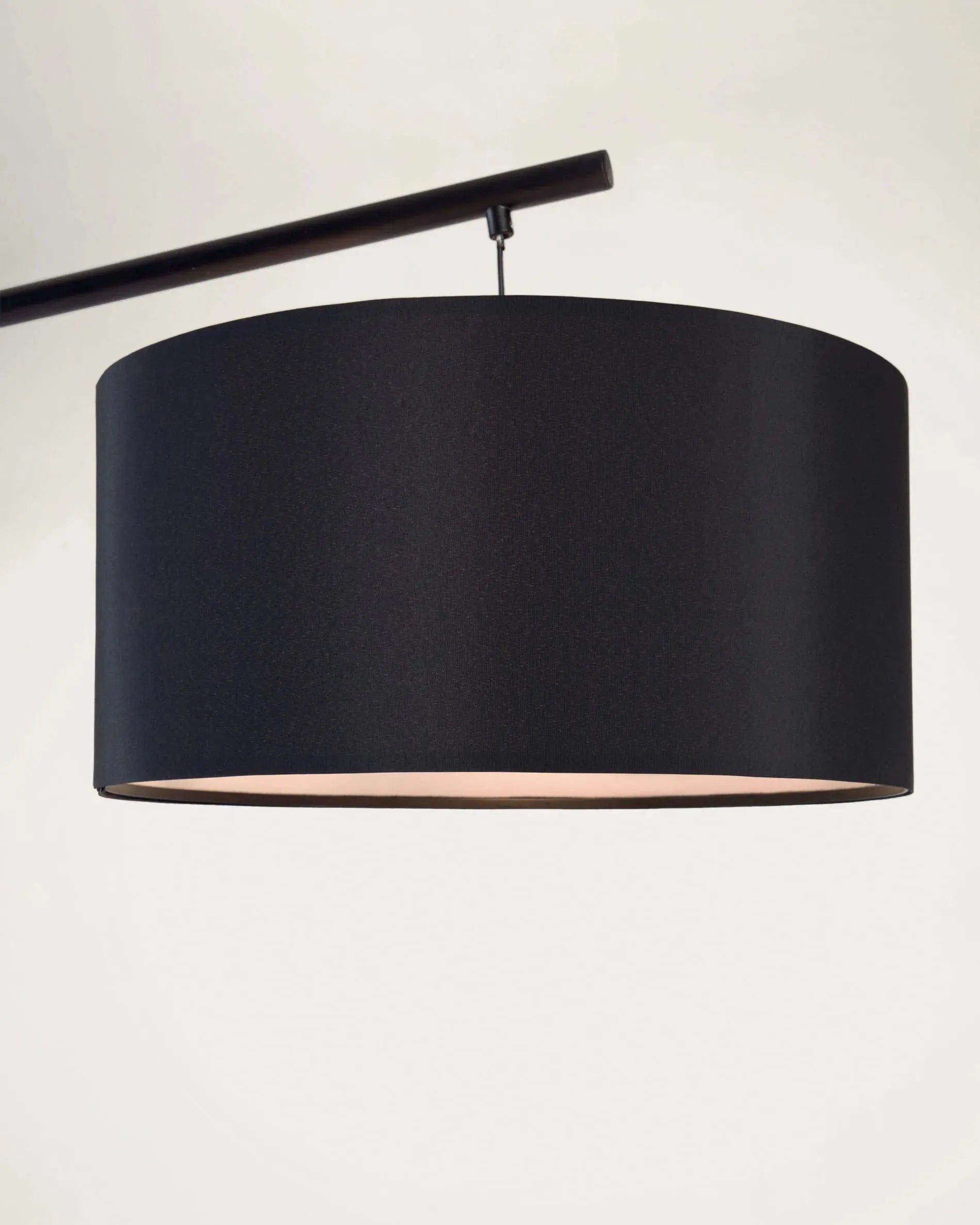 Elegante Ciana Stehlampe: Schwarzes Metall, Baumwollschirm, modernes Design, vielseitig, zeitlos, für gemütliche Räume.