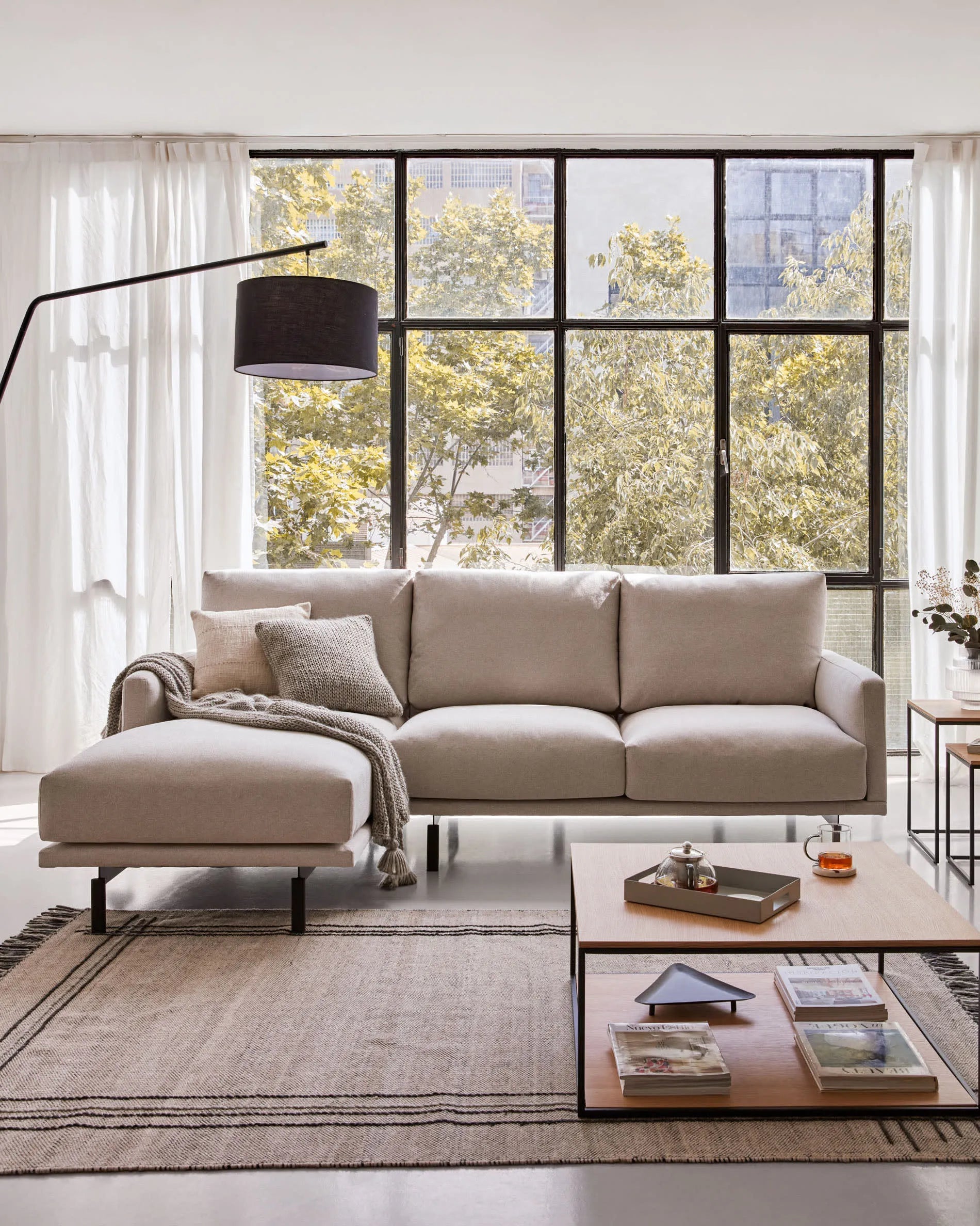 Elegante Ciana Stehlampe: Schwarzes Metall, Baumwollschirm, modernes Design, vielseitig, zeitlos, für gemütliche Räume.