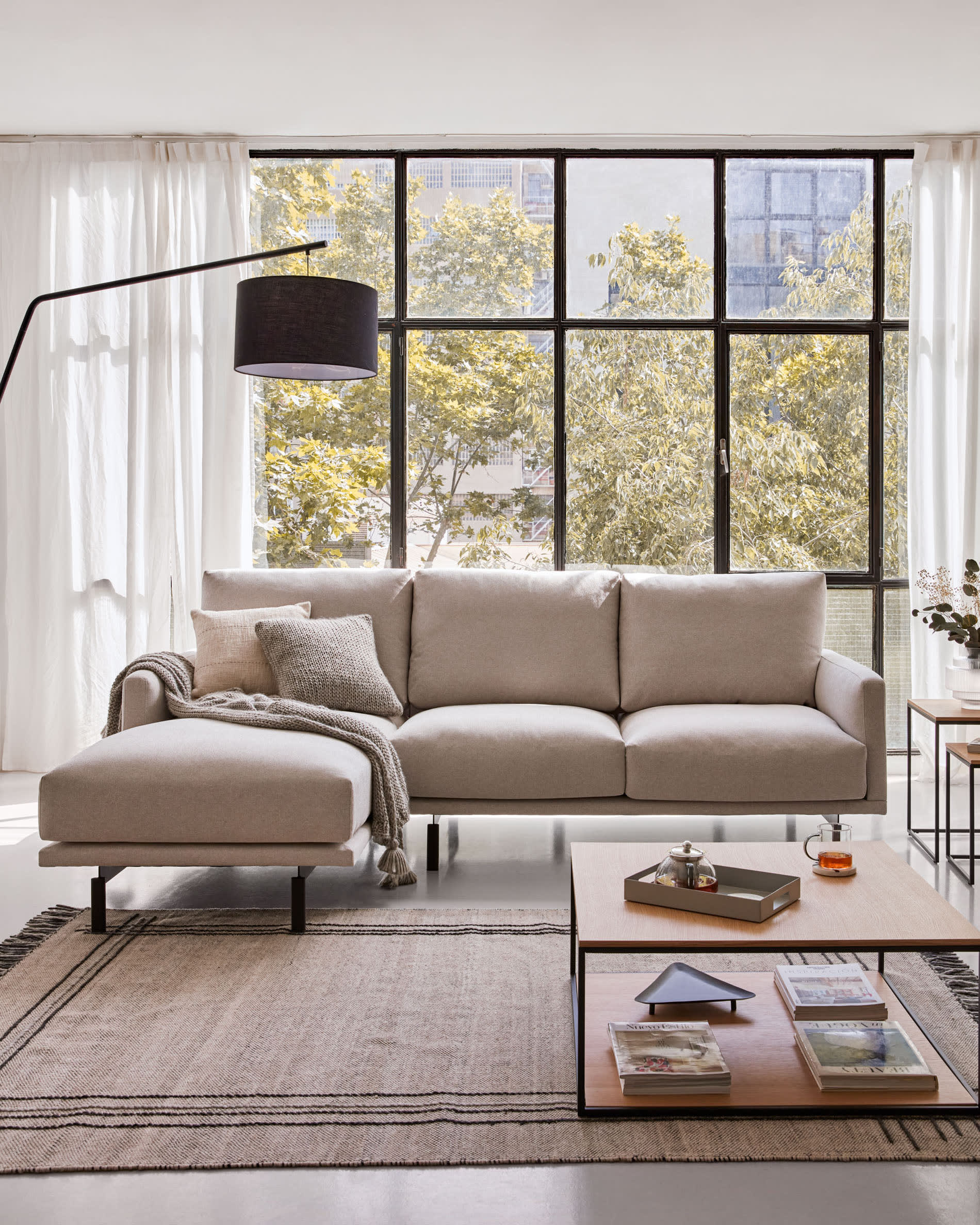 Ciana Stehlampe aus schwarzem Metall mit Baumwollschirm, stilvoll und modern, perfekt für zeitgemäße Wohnräume, von Kave Home.