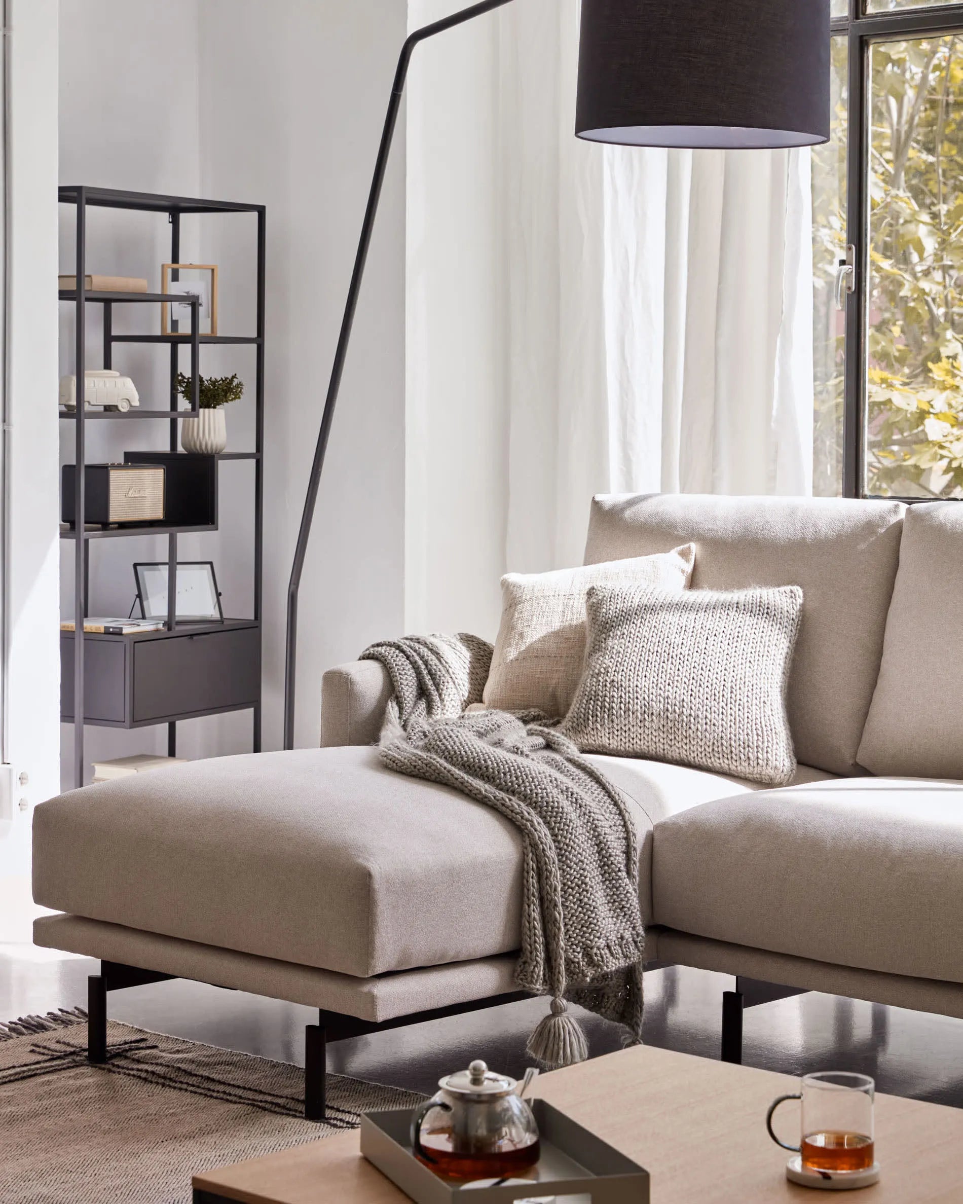 Elegante Ciana Stehlampe: Schwarzes Metall, Baumwollschirm, modernes Design, vielseitig, zeitlos, für gemütliche Räume.