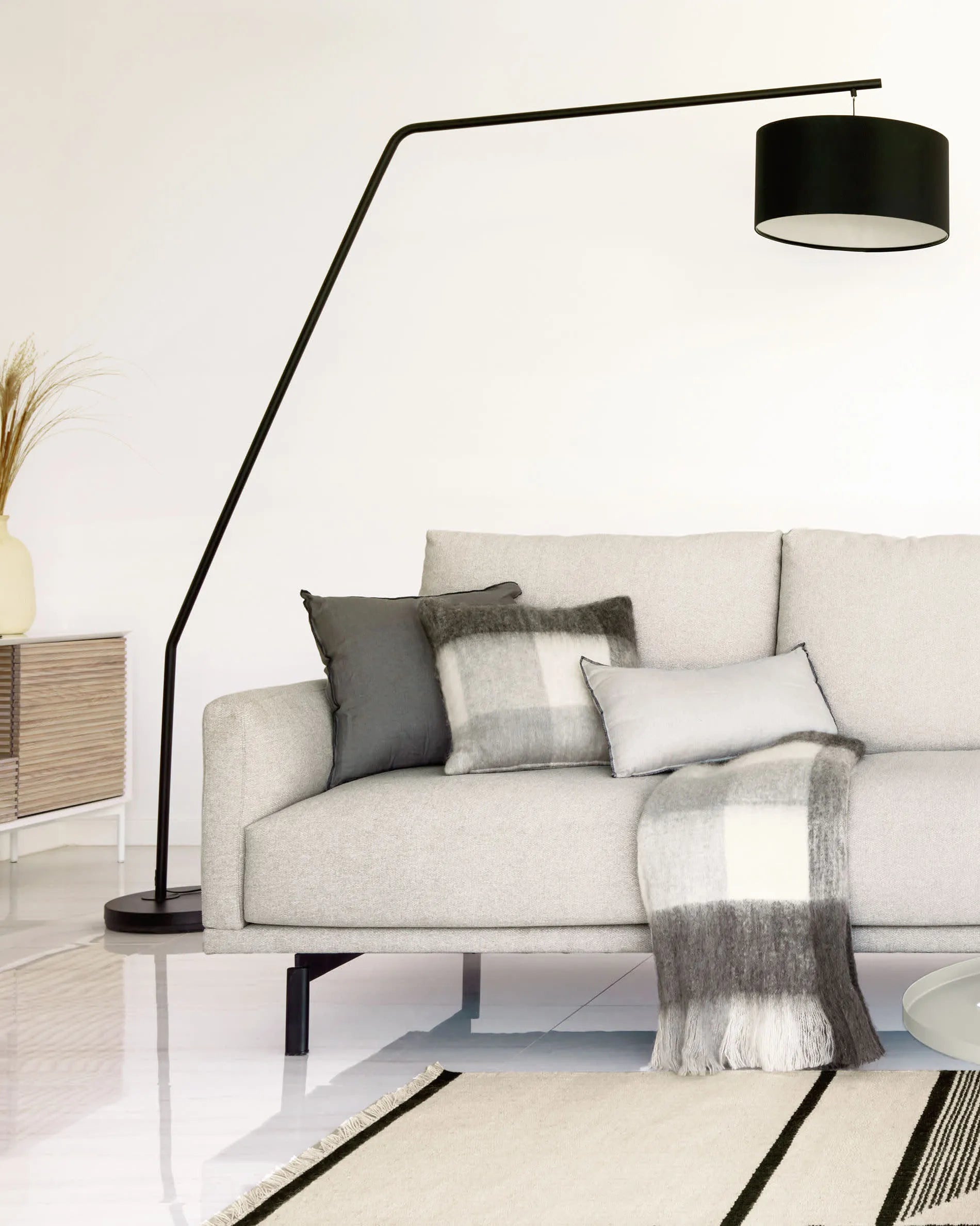 Elegante Ciana Stehlampe: Schwarzes Metall, Baumwollschirm, modernes Design, vielseitig, zeitlos, für gemütliche Räume.