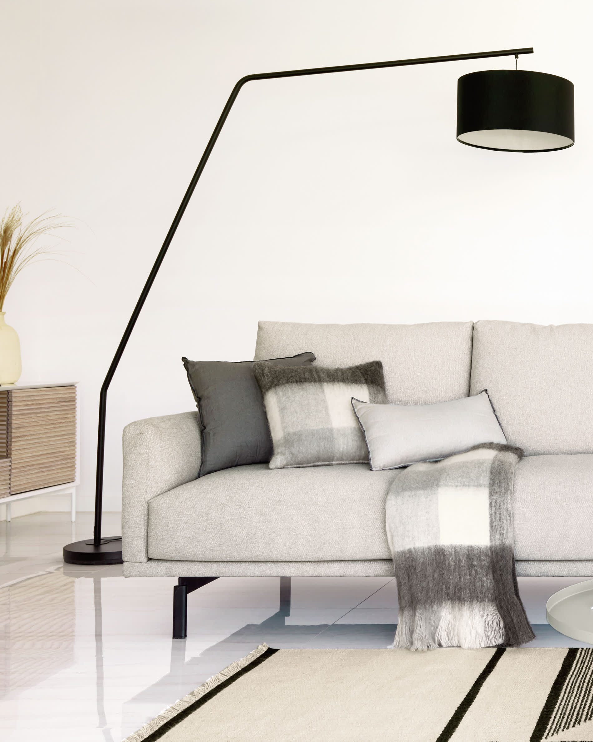 Ciana Stehlampe aus schwarzem Metall mit Baumwollschirm, stilvoll und modern, perfekt für zeitgemäße Wohnräume, von Kave Home.
