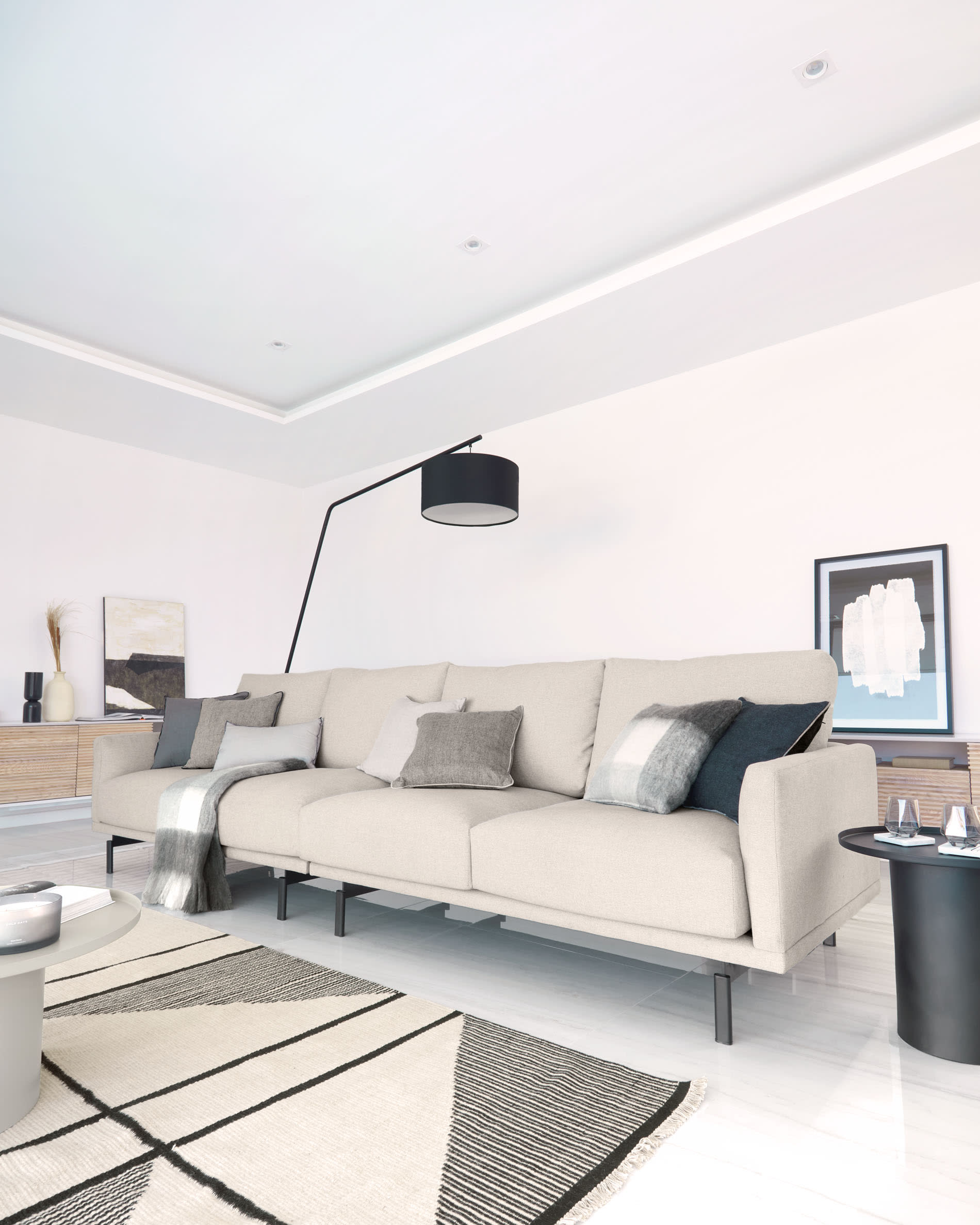 Elegante Ciana Stehlampe aus schwarzem Metall mit Baumwollschirm, ideal für moderne Wohnräume, von Kave Home.