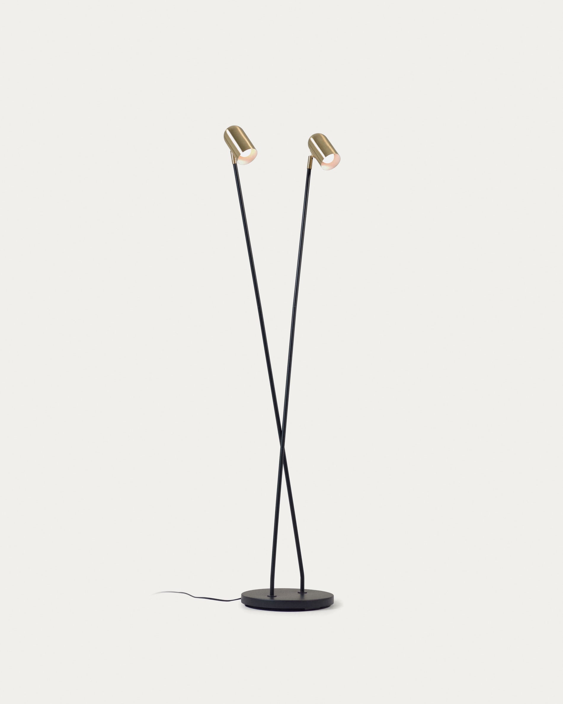 Die Clemence Stehlampe kombiniert schwarzes Metall mit goldenen Schirmen und verleiht jedem Raum einen modernen und eleganten Touch.