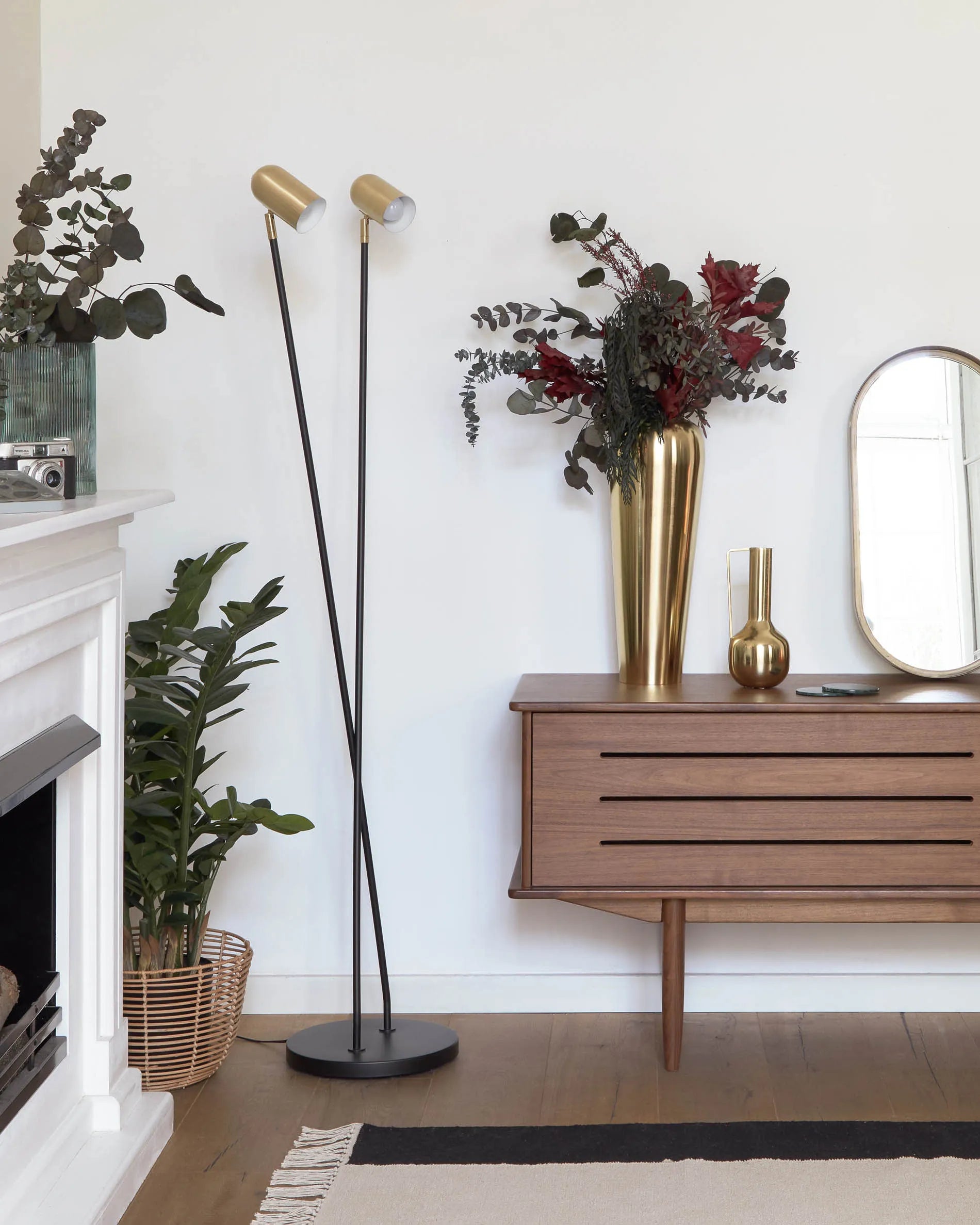 Die Clemence Stehlampe kombiniert schwarzes Metall mit goldenen Schirmen für stilvolle Eleganz und flexible Beleuchtung.