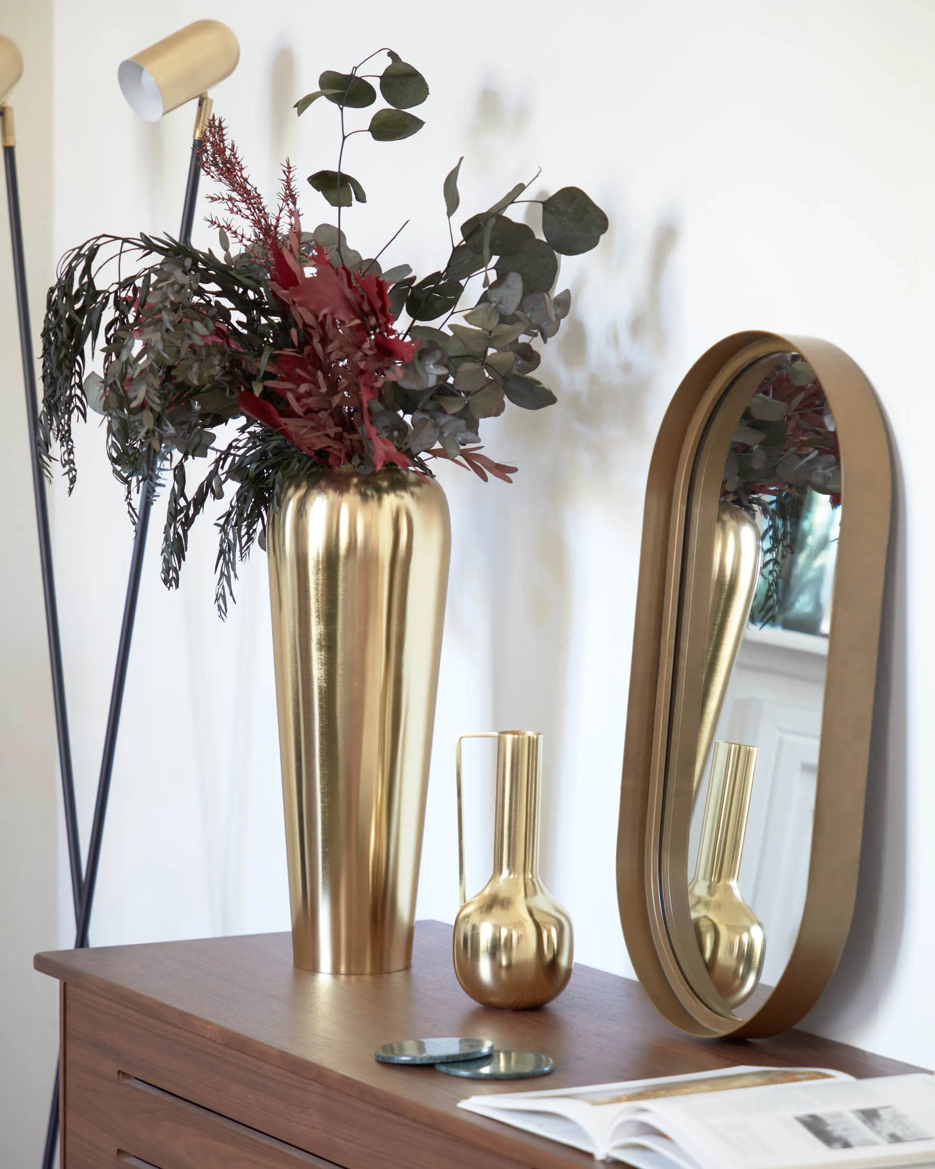 Die Clemence Stehlampe kombiniert schwarzes Metall mit goldenen Schirmen für stilvolle Eleganz und flexible Beleuchtung.