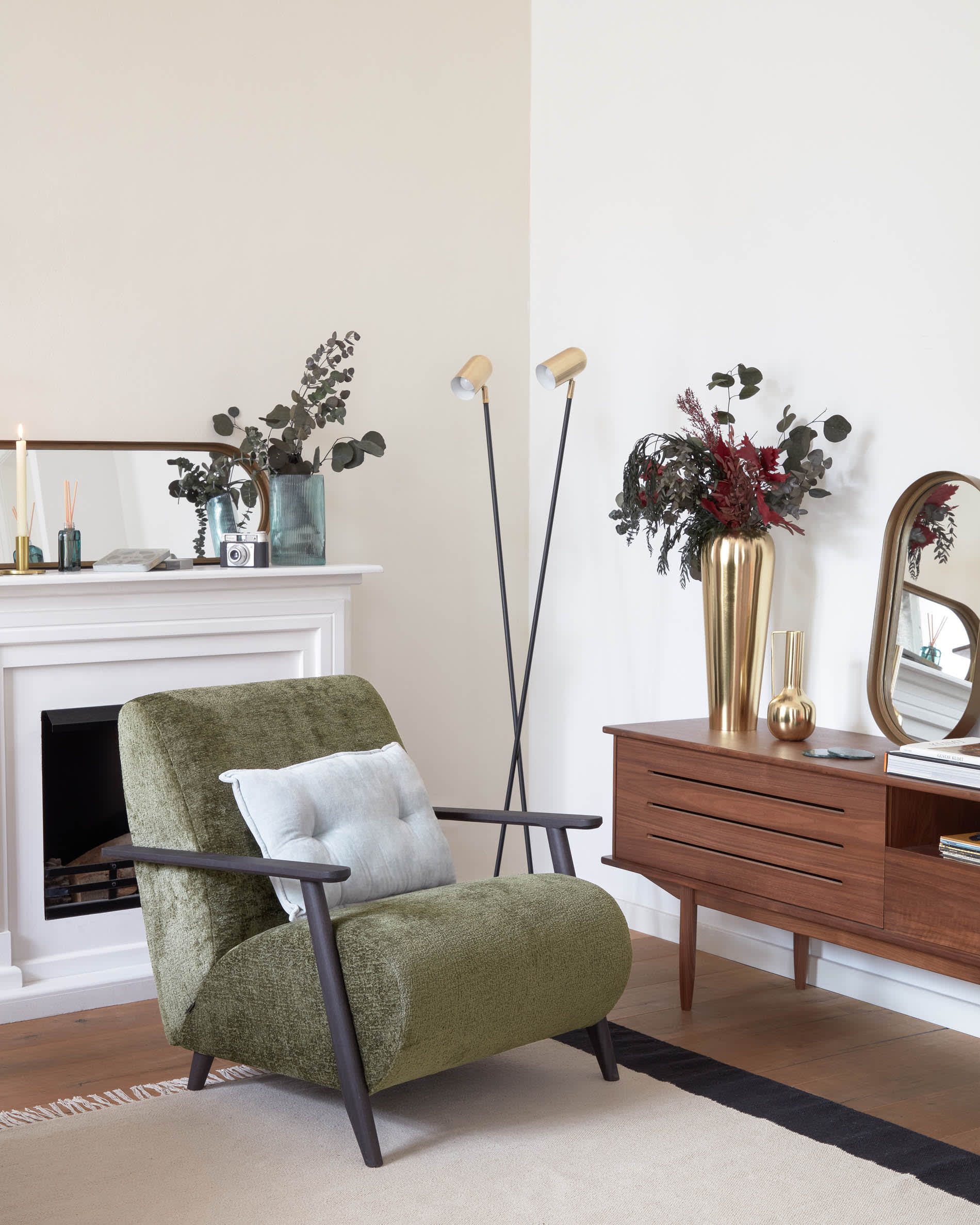Die Clemence Stehlampe aus schwarzem Metall mit goldfarbenen Schirmen bringt stilvolle Eleganz und modernes Design in Ihr Zuhause.