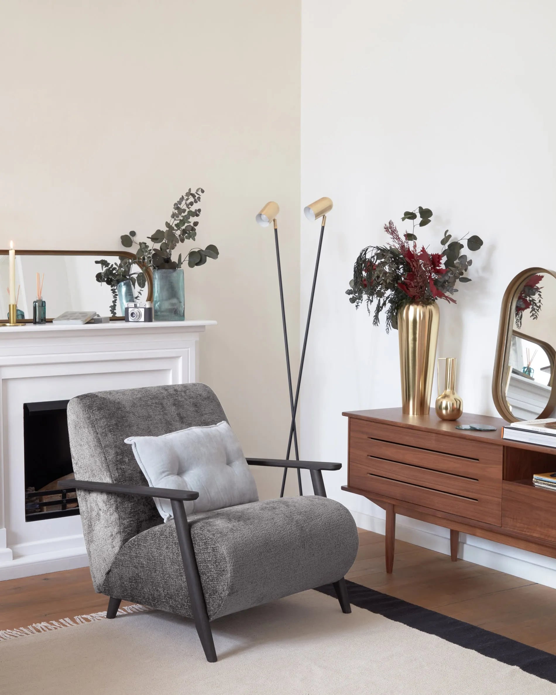 Die Clemence Stehlampe kombiniert schwarzes Metall mit goldenen Schirmen für stilvolle Eleganz und flexible Beleuchtung.