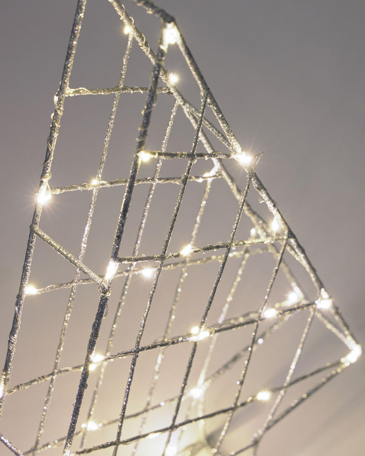 Phytia leuchtender Weihnachtsbaum grau in Silber präsentiert im Onlineshop von KAQTU Design AG. Pendelleuchte ist von Kave Home