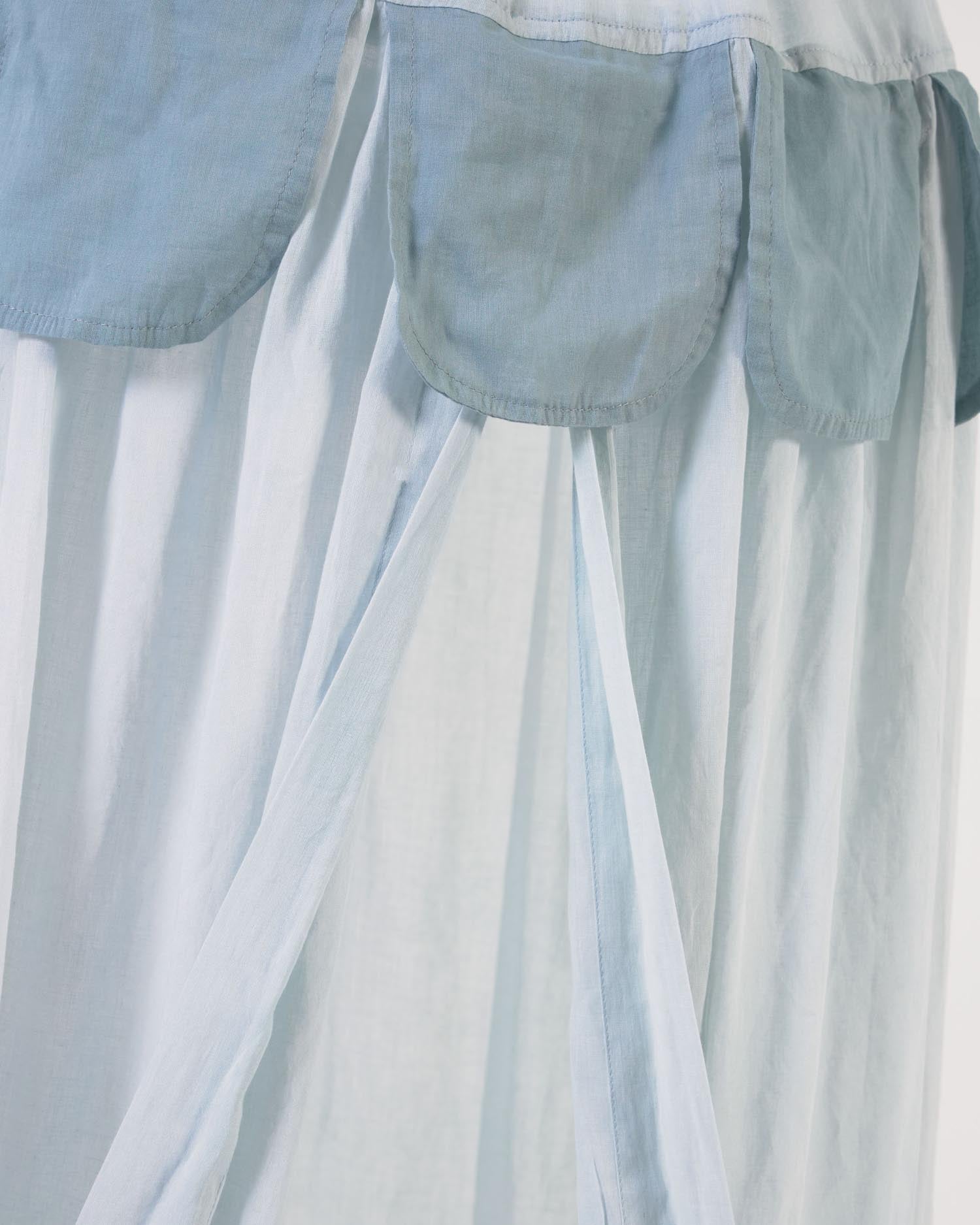 Das Carelene Kinder-Himmelbett aus 100% Baumwolle in Blau von Kave Home vereint Komfort und modernes Design für ein stilvolles Kinderzimmer.