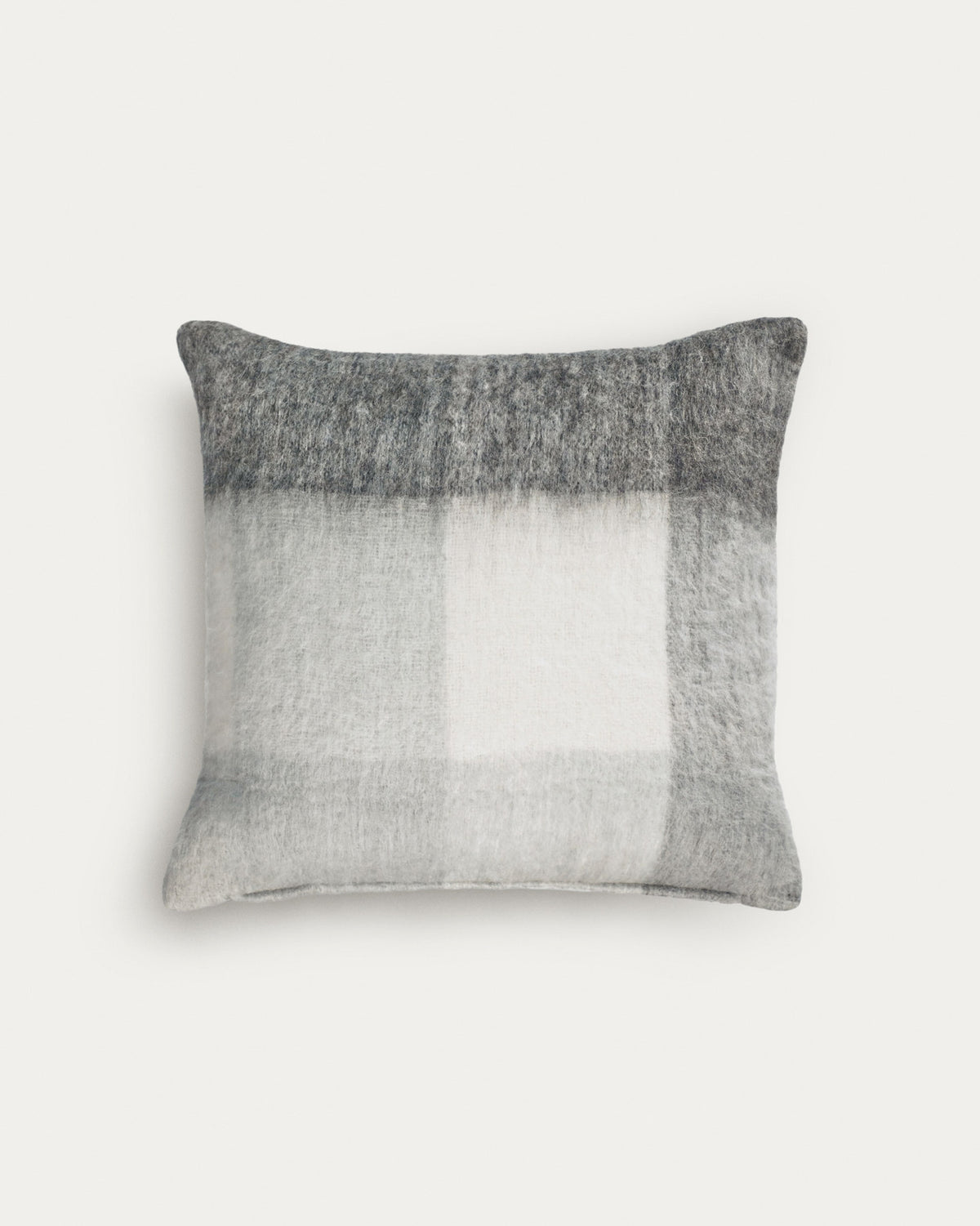 Catarina Kissenbezug weisse und graue Quadrate 45 x 45 cm in Mehrfarbig präsentiert im Onlineshop von KAQTU Design AG. Deko Kissenbezug ist von Kave Home